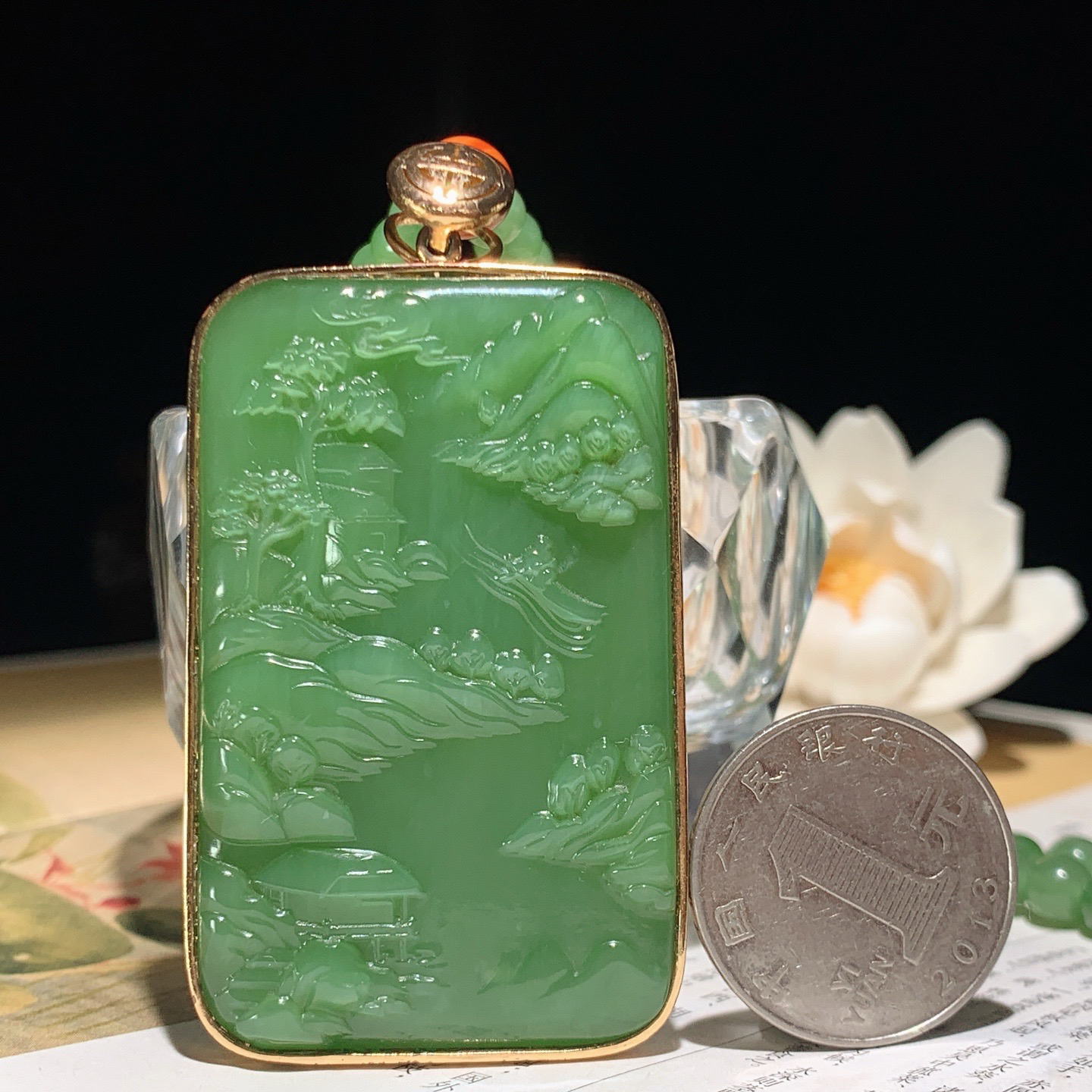 和田玉925银阳绿俄罗斯碧玉山水怡情牌子挂件。尺寸58/37/10重95克 玉质细腻油润 底色纯净 脂粉好，品质好。lt260328