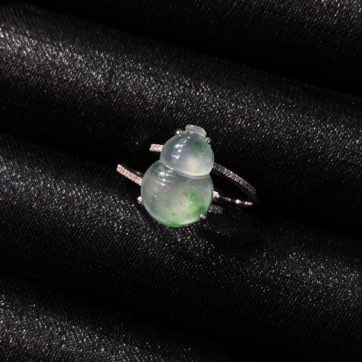 冰飘花葫芦戒指 
种水通透，绿色飘花纹理灵动
葫芦造型饱满圆润， 18K金镶嵌
尺寸如图一  实物更美～