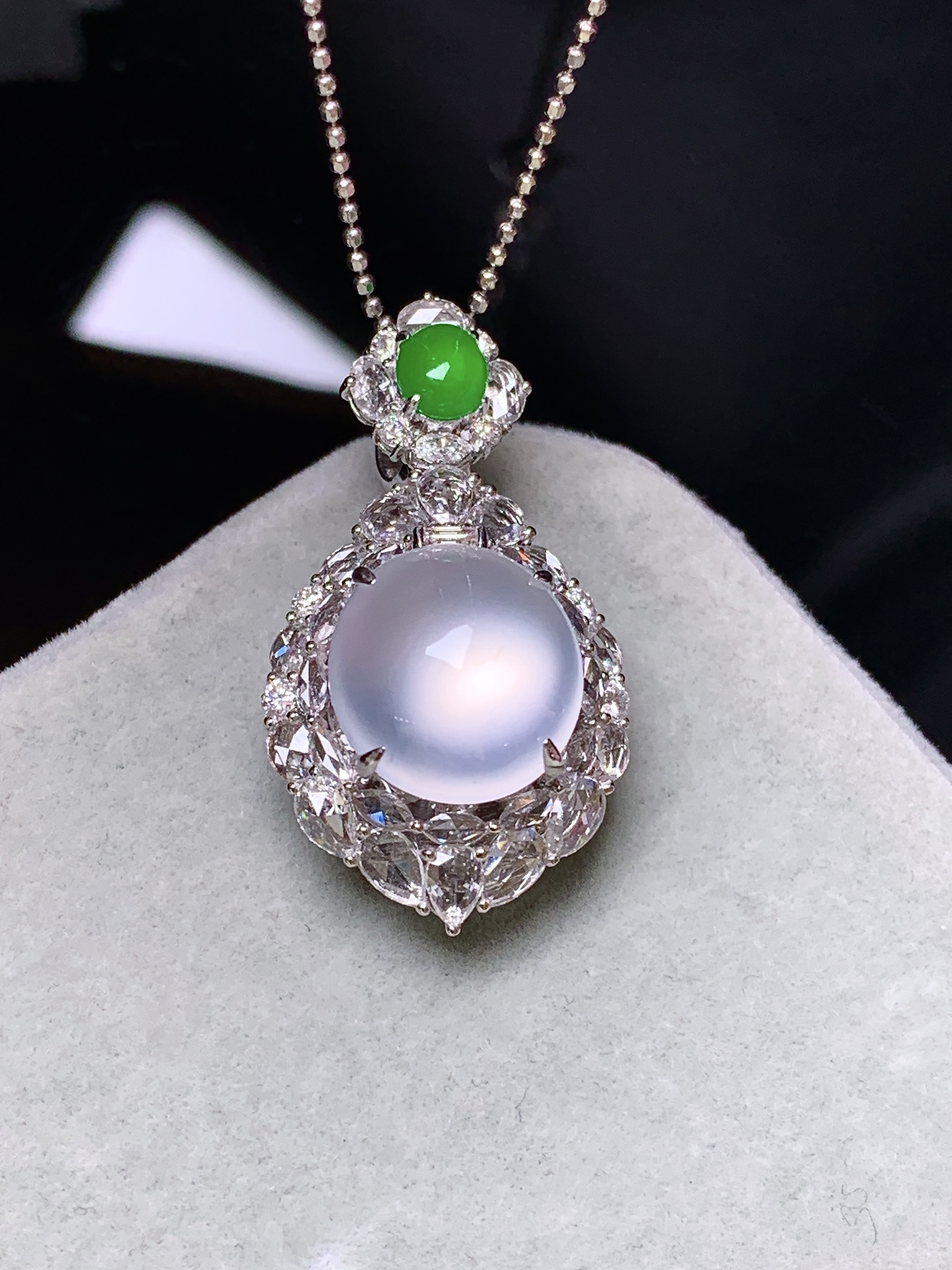 18k金钻镶嵌玻璃种蛋面吊坠 玉质细腻 色泽艳丽清新 水润亮眼 整体尺寸30*16.5*12.5j4