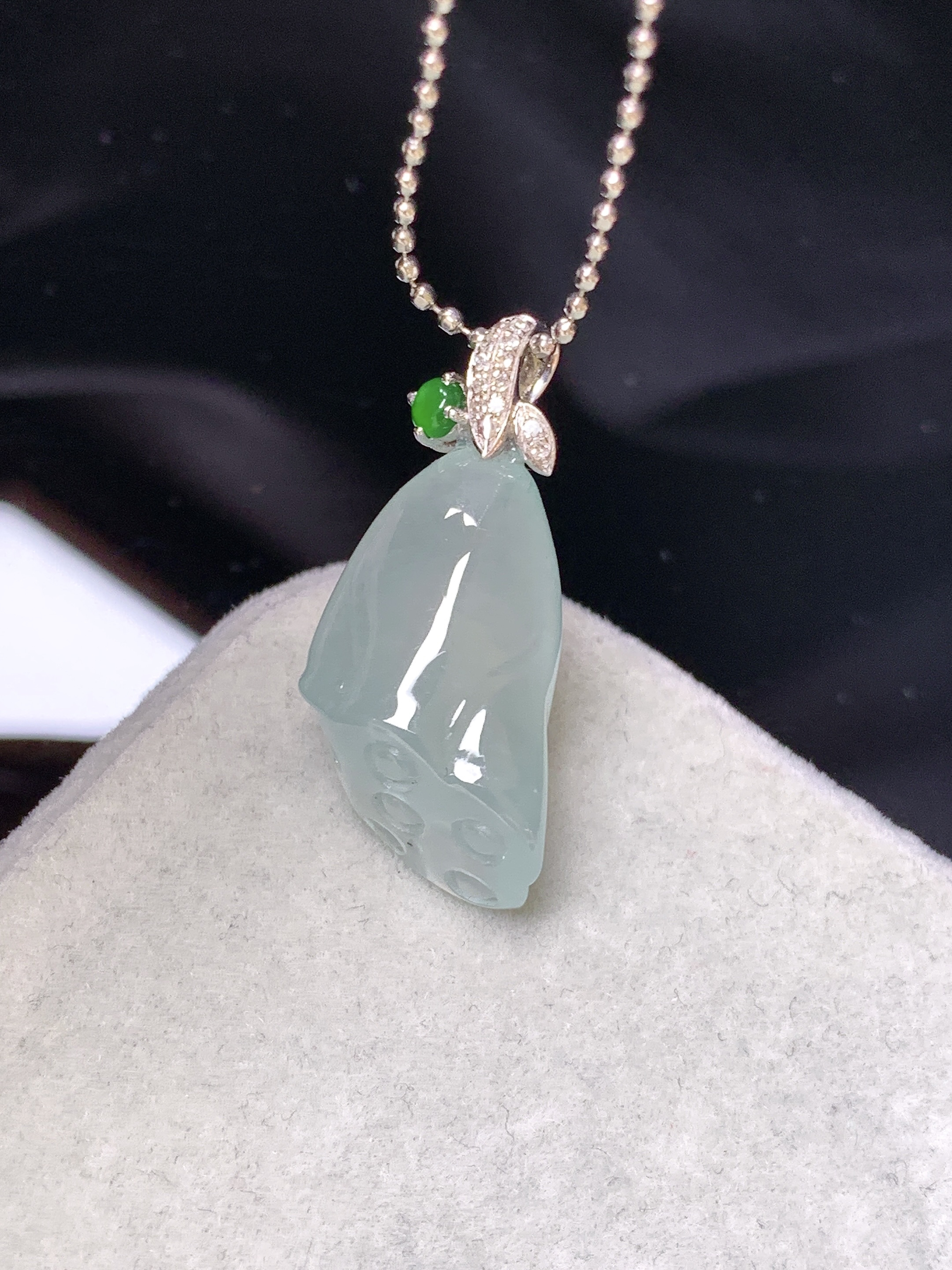 18k金钻镶嵌冰种莲蓬吊坠 玉质细腻 色泽艳丽清新 水润亮眼 整体尺寸27*12*8yz