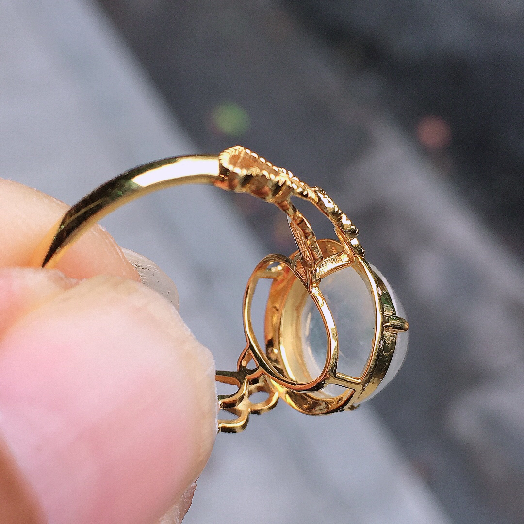 冰种蛋面戒指，玉质细腻，荧光感超
强，饱满圆润，尽显优雅气质，18k
金豪华镶嵌