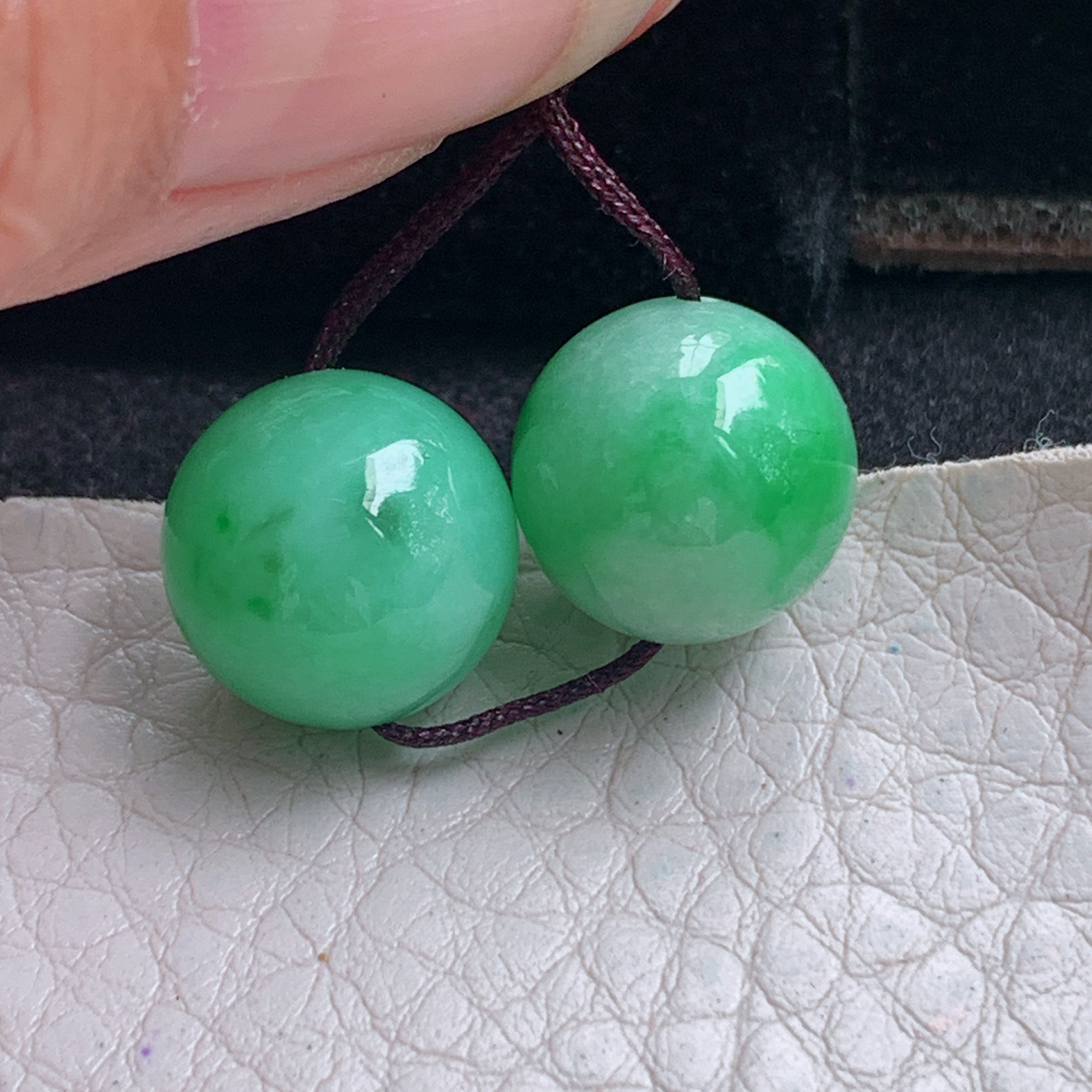 py实拍12mm 缅甸翡翠胶感饱满辣绿圆珠一对！