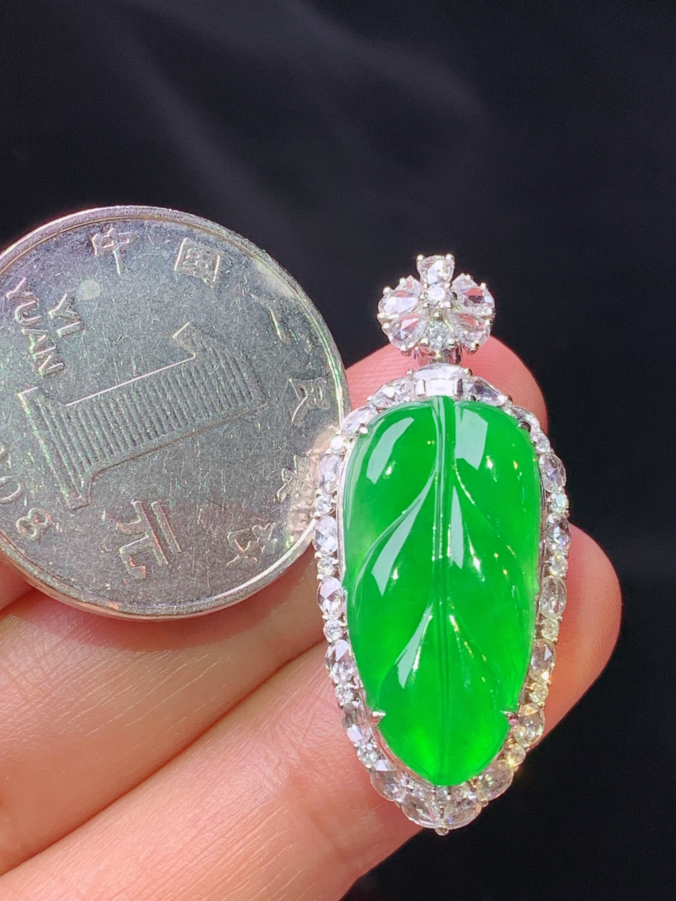 18k金钻镶嵌翠绿树叶吊坠 玉质细腻 色泽艳丽清新 水润亮眼 整体尺寸34.5*15*8.8m5