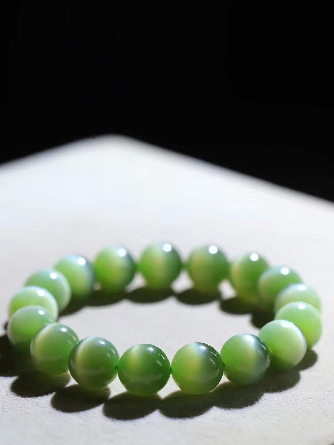 （猫眼手串）

收藏级臻品和田玉碧玉猫眼圆珠手串 质地温润灵动 猫眼儿般的光中，有波光潋滟，也有梦幻清韵。行走于市井的喧嚣，相顾不言，便得清欢。重45.7克 尺寸取一11.8mmFDT-23352953