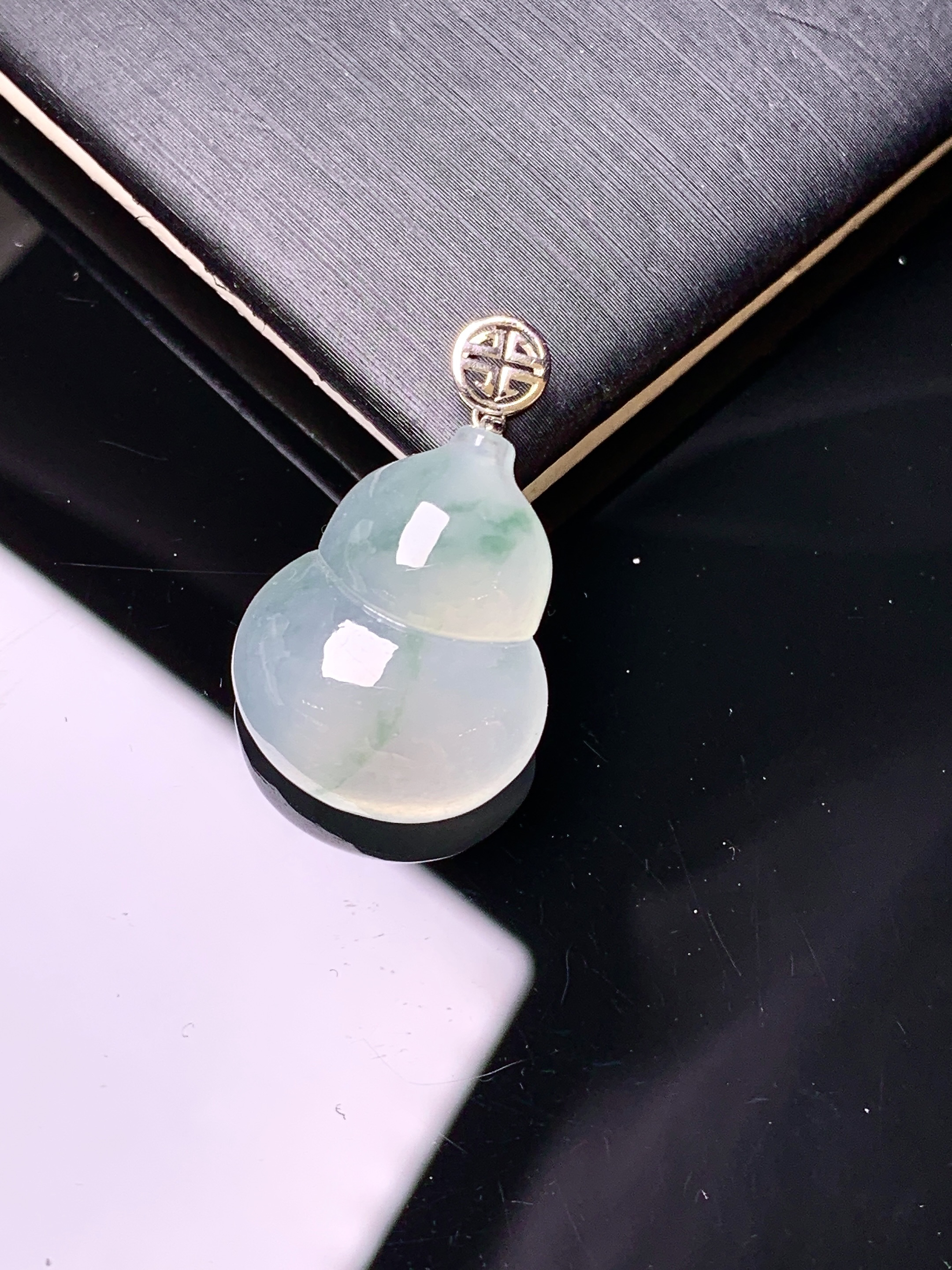 18k金镶嵌冰种葫芦吊坠 玉质细腻 色泽艳丽清新 水润亮眼 整体尺寸24.5*15.2*6.8m1