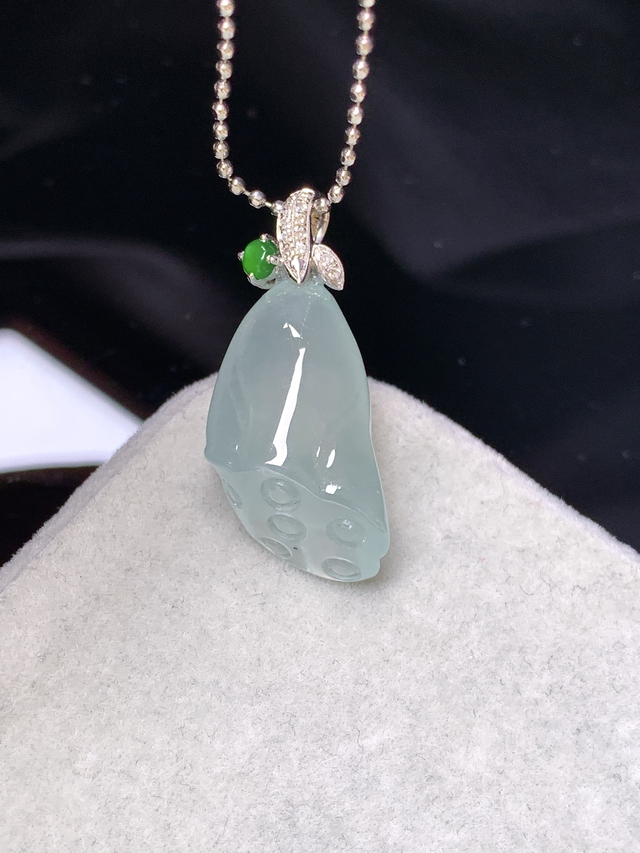 18k金钻镶嵌冰种莲蓬吊坠 玉质细腻 色泽艳丽清新 水润亮眼 整体尺寸27*12*8yz