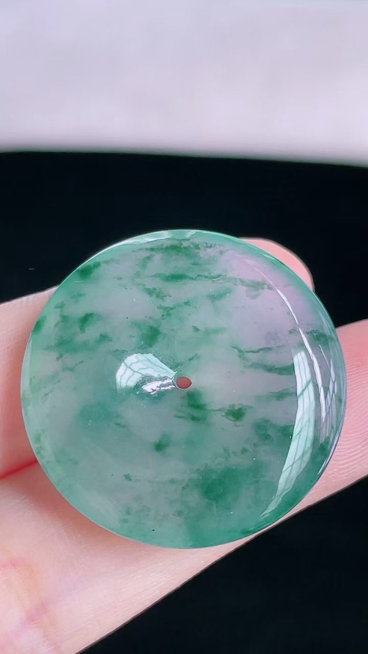 【翡翠名称】老坑种高冰飘花平安扣吊坠
【翡翠尺寸】直径厚度27.3/6mm
【翡翠描述】宝贝种老水足