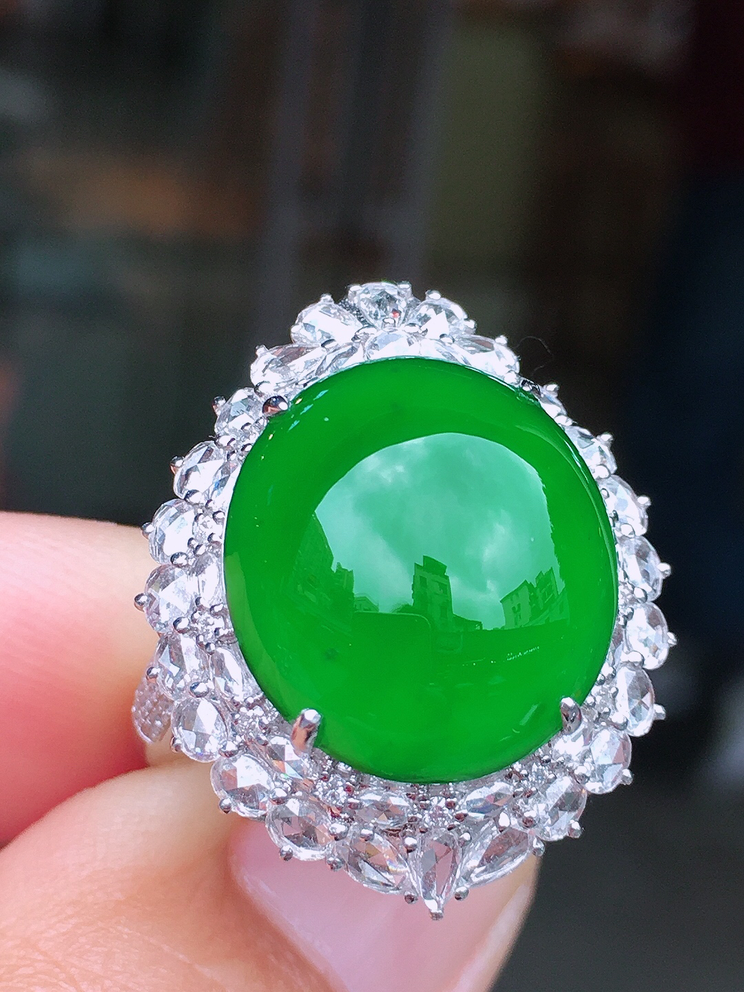 阳绿蛋面戒指/吊坠两用款，色泽均匀艳丽，玉质细腻，荧光感超
强，饱满圆润，尽显优雅气质，18k
金豪华镶嵌