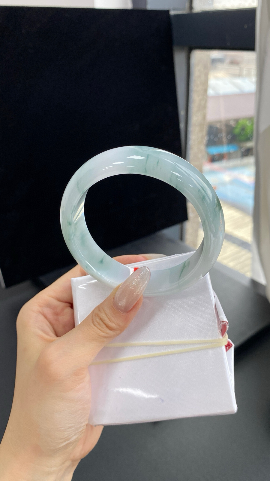 【宽版飘花正圈手镯】
尺寸：60-17-9.8
自然光无滤镜，原图直出