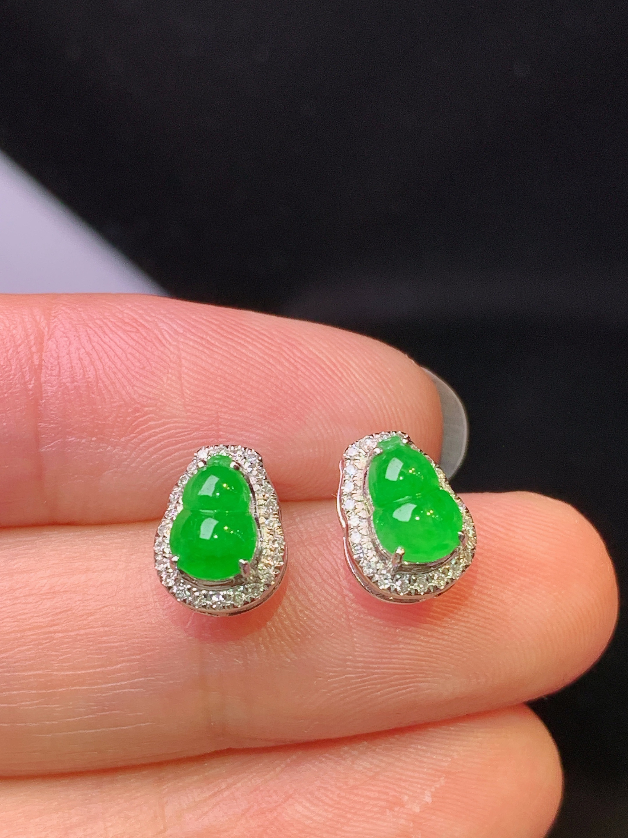 18k金钻镶嵌满绿葫芦耳钉 玉质细腻 色泽艳丽清新 水润亮眼 整体尺寸9.3*7*5.6f1
