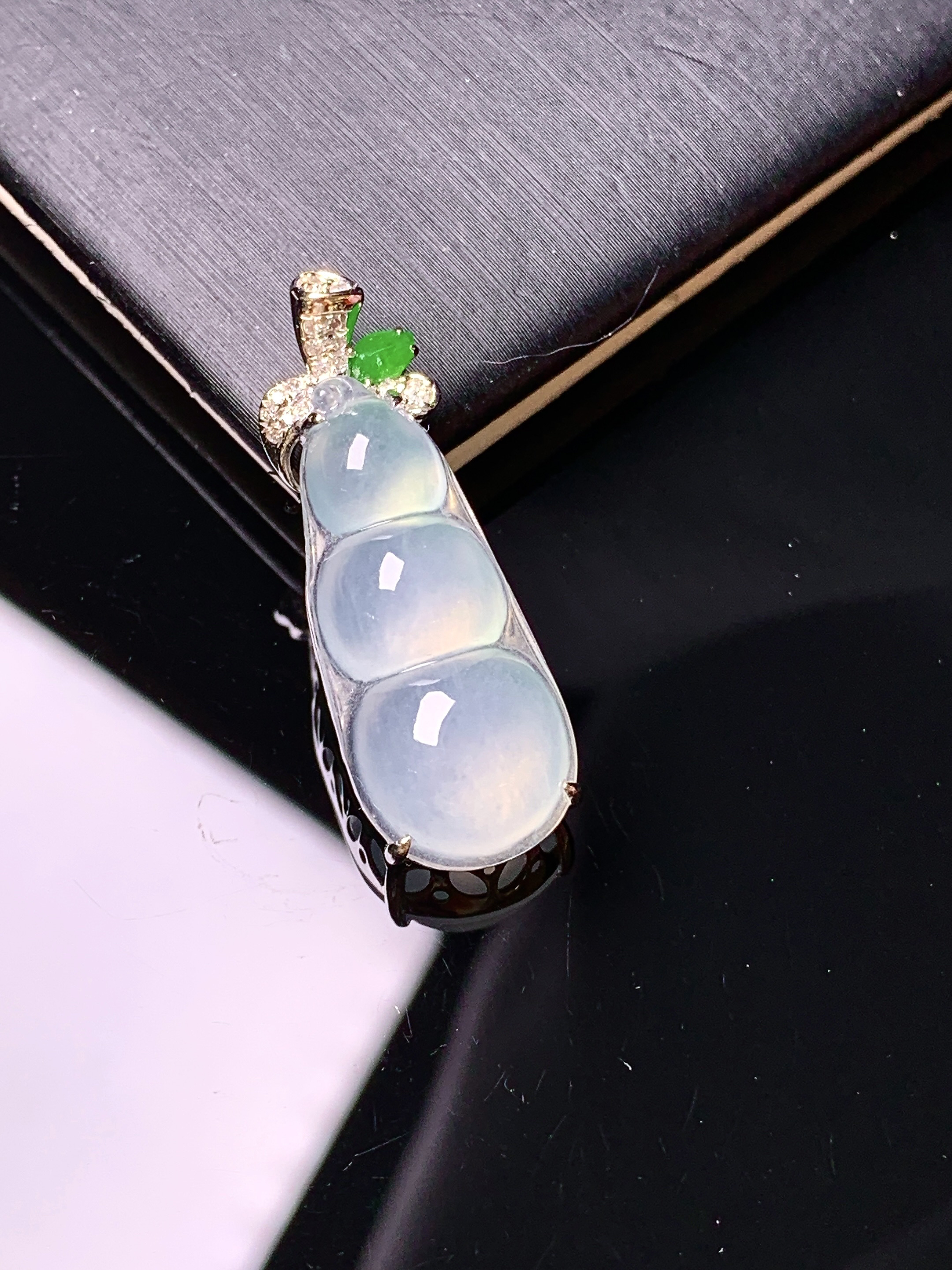 18k金钻镶嵌冰种四季豆吊坠 玉质细腻 色泽艳丽清新 水润亮眼 整体尺寸29.6*10.6*7.8g2