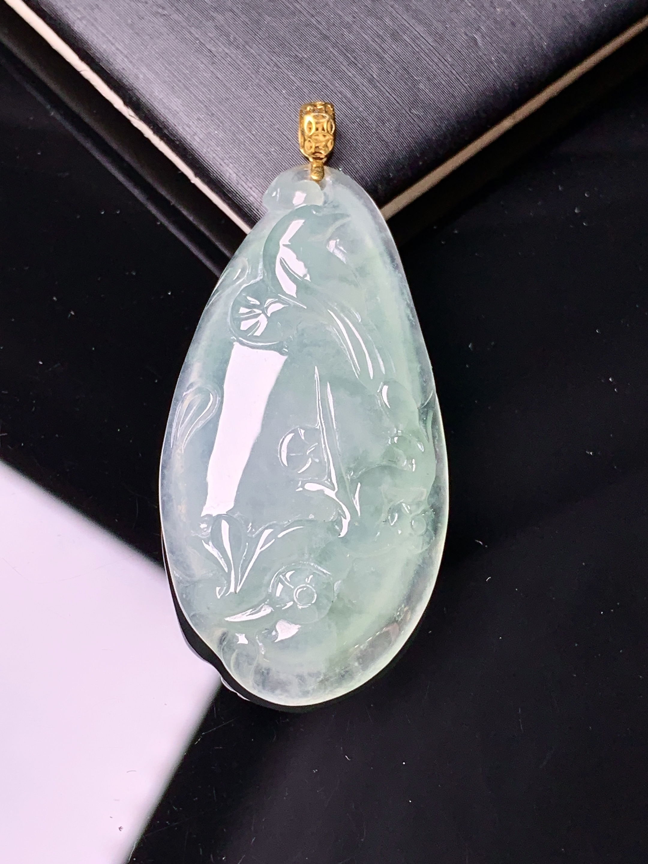 18k金镶嵌冰种雕花福瓜吊坠 玉质细腻 色泽艳丽清新 水润亮眼 整体尺寸44.3*20.2*5.5d