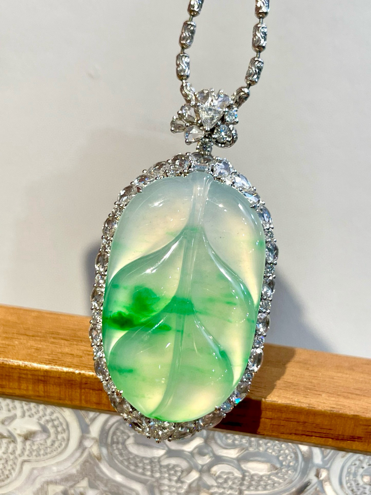 ️ 18K飘绿叶子吊坠
线条圆润流畅，造型饱满大气，每一处都尽显匠心，寓意称心如意、福运绵长，上身后温婉雅致，翠色衬得肤色白皙，自带东方古韵
尺寸：整体47.5*24.1*11.6裸石32.1*20.2