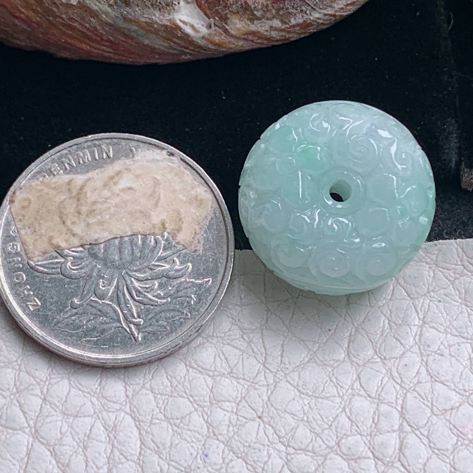 py实拍20*11.8缅甸翡翠冰润飘绿面包扣 玉扣玉吊坠 玉挂件