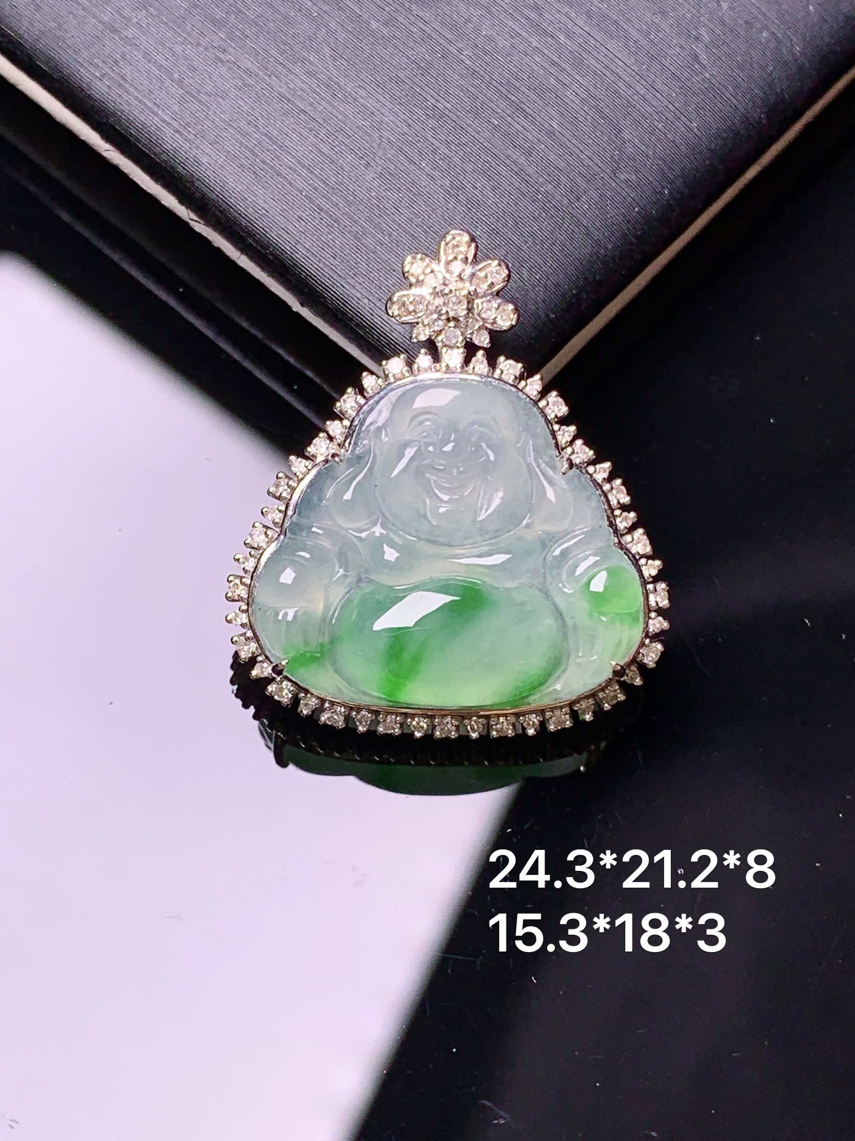 18k金钻镶嵌飘绿佛公吊坠 玉质细腻 色泽艳丽清新 水润亮眼 整体尺寸24.3*21.2*8y4