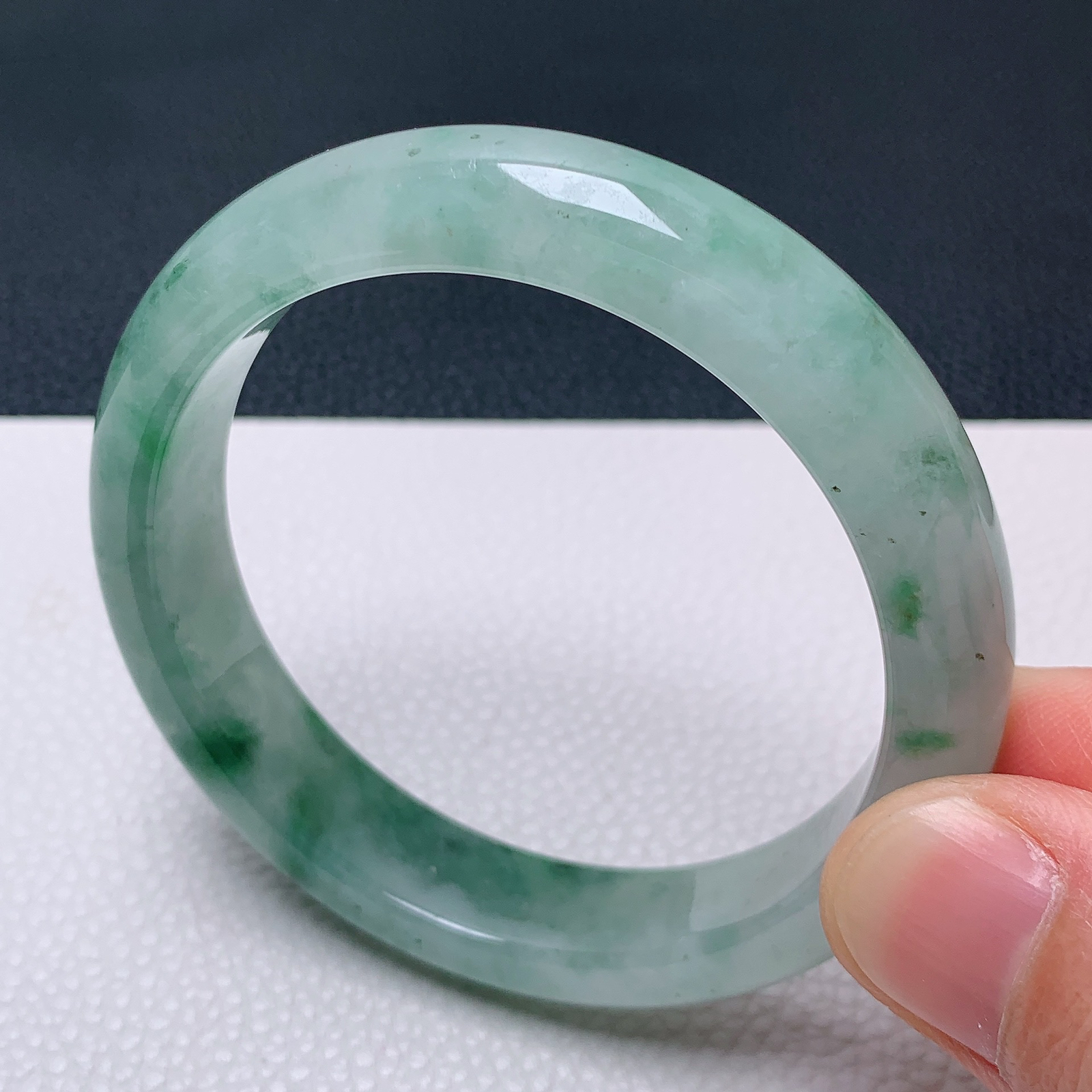 天然翡翠圈口55-56老坑飘绿手镯 玉质细腻 种水好 尺寸：55.3-12-7.8mm  M22