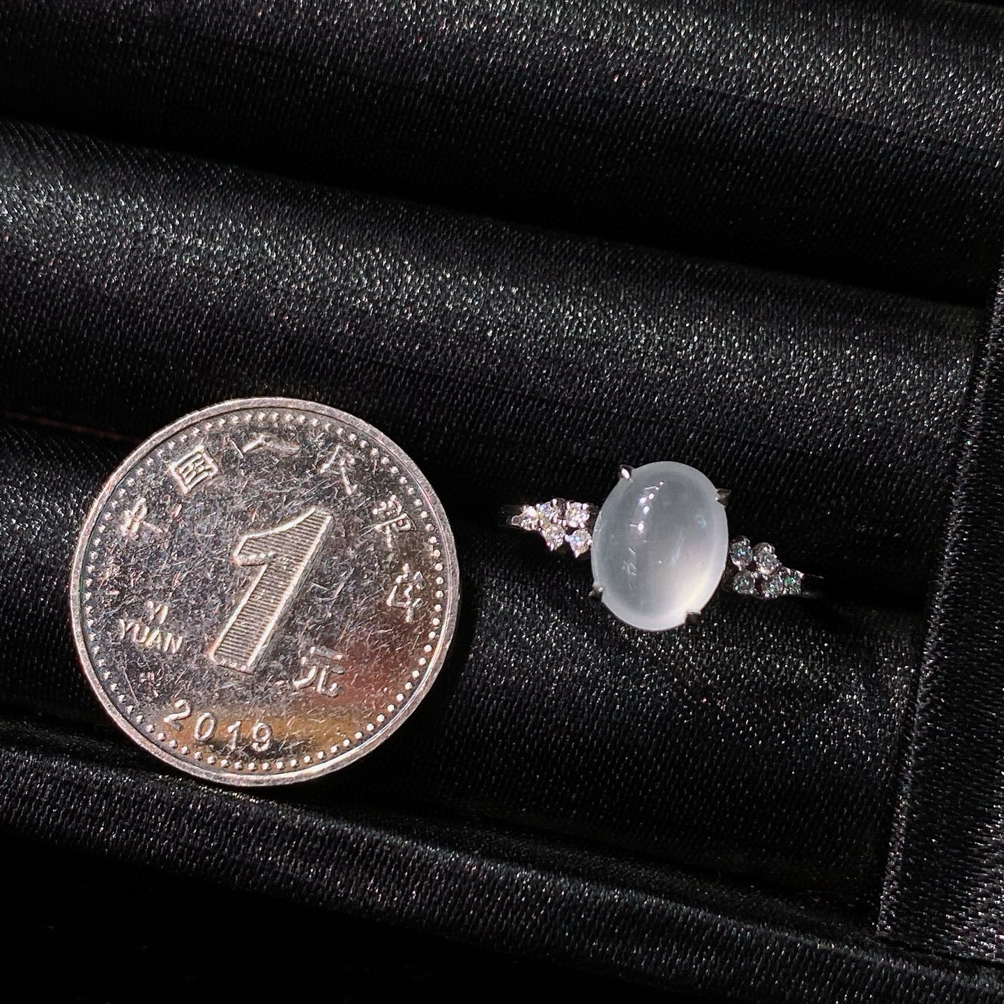 高冰蛋面戒指 
种质细腻，种水超赞
18k金镶嵌，低调又精致
尺寸如图一  实物更美～