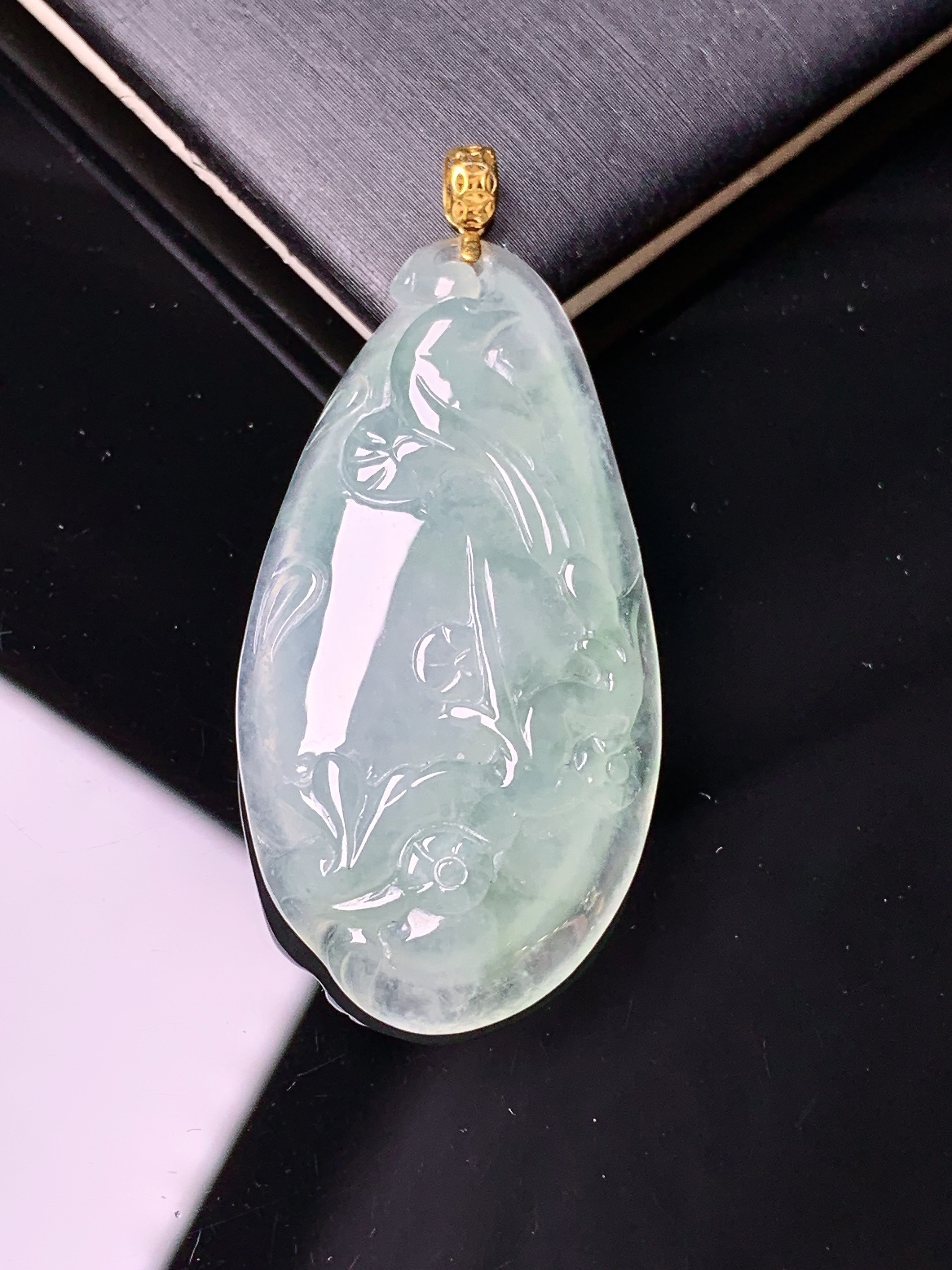 18k金镶嵌冰种雕花福瓜吊坠 玉质细腻 色泽艳丽清新 水润亮眼 整体尺寸44.3*20.2*5.5d1