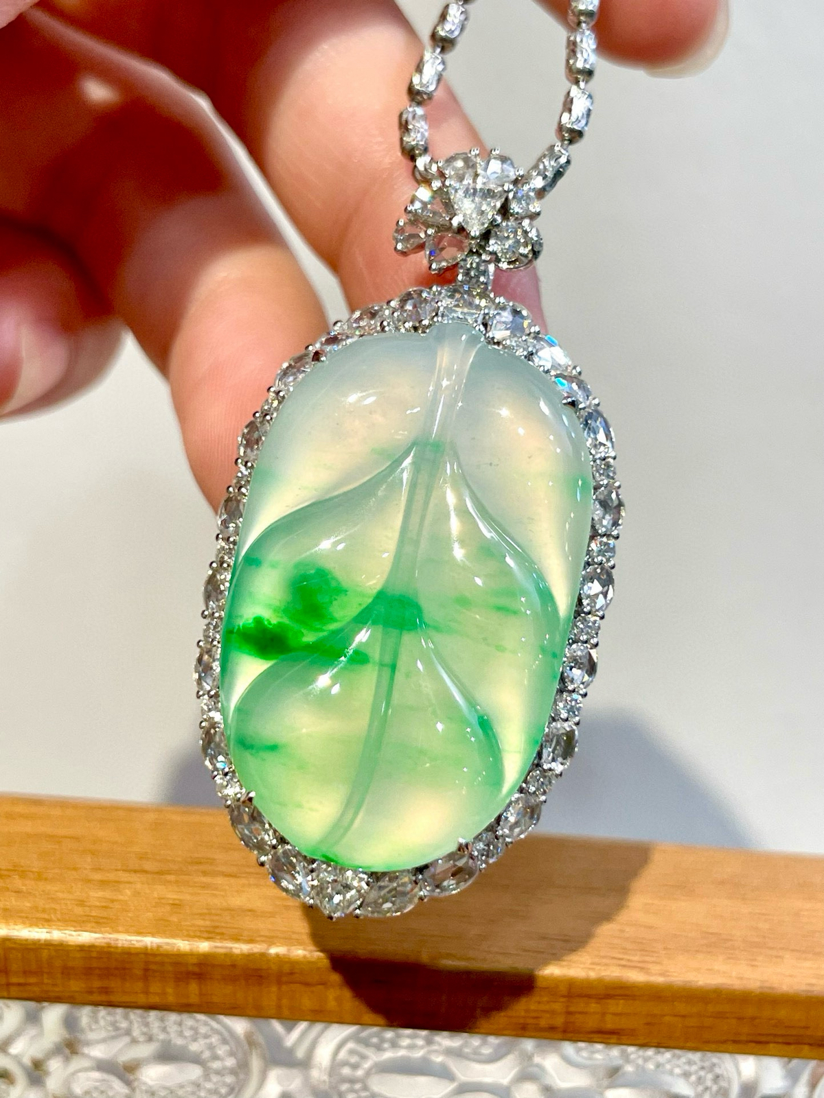 ️ 18K飘绿叶子吊坠
线条圆润流畅，造型饱满大气，每一处都尽显匠心，寓意称心如意、福运绵长，上身后温婉雅致，翠色衬得肤色白皙，自带东方古韵
尺寸：整体47.5*24.1*11.6裸石32.1*20.2