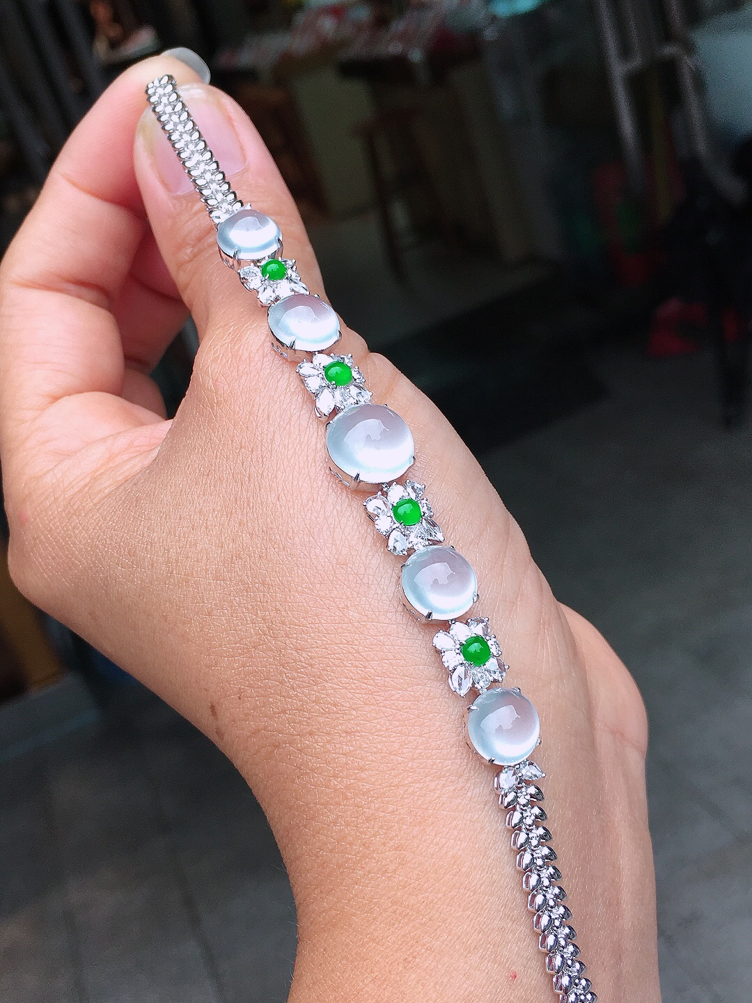 玻璃种蛋面手链，玉质细腻，荧光感超
强，饱满圆润，尽显优雅气质，18k
金豪华镶嵌