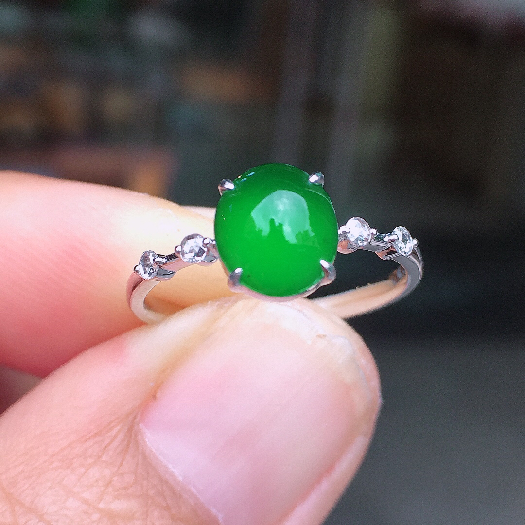 阳绿蛋面戒指，色泽均匀艳丽，玉质细腻，荧光感超
强，饱满圆润，尽显优雅气质，18k
金豪华镶嵌