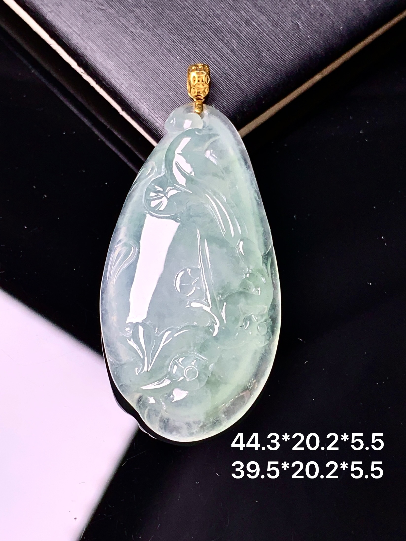 18k金镶嵌冰种雕花福瓜吊坠 玉质细腻 色泽艳丽清新 水润亮眼 整体尺寸44.3*20.2*5.5d1