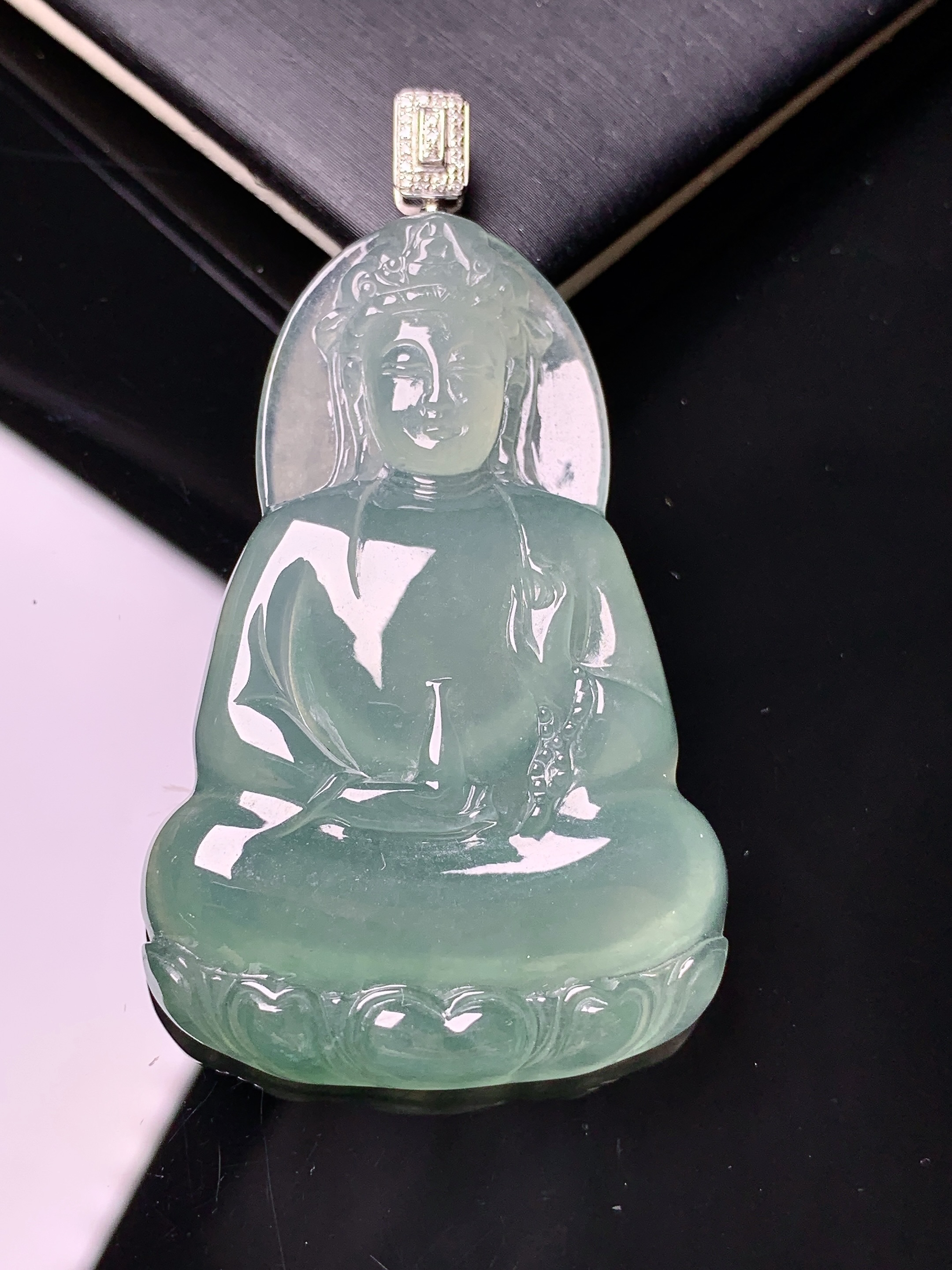 18k金钻镶嵌冰种观音吊坠 玉质细腻 色泽艳丽清新 水润亮眼 整体尺寸58.2*32.2*6L1