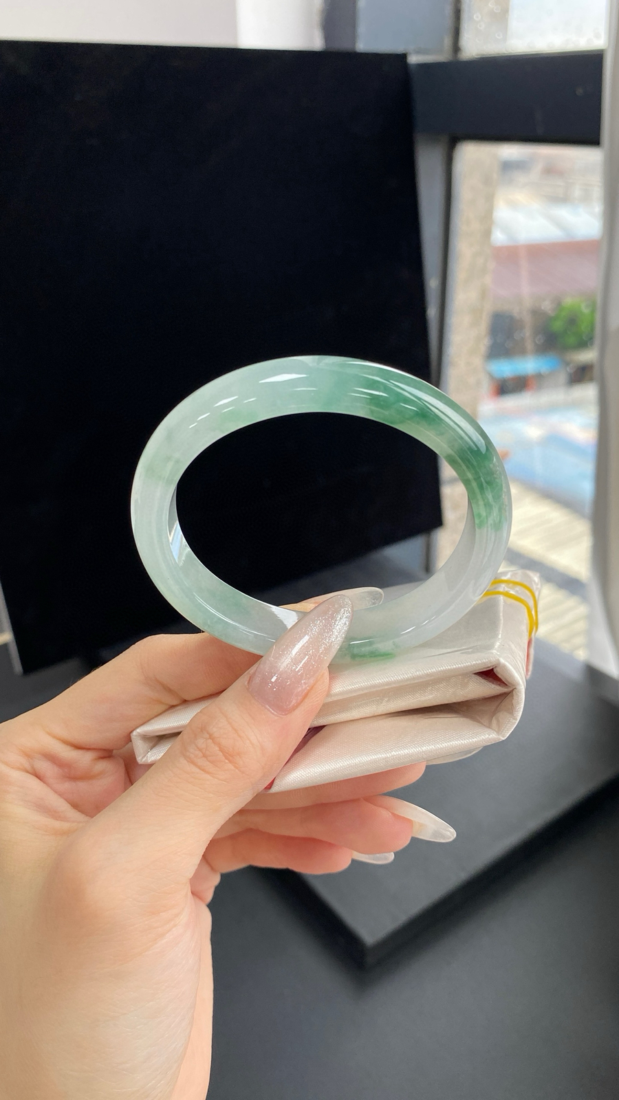 【冰飘花贵妃手镯】
尺寸：55.3-4.8-12-7.3
自然光无滤镜，原图直出