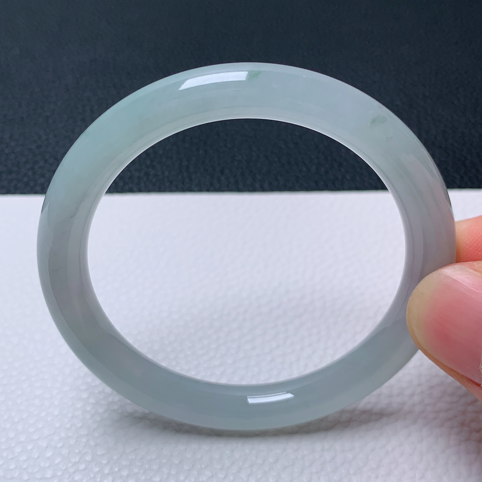 天然翡翠圈口51-52老坑冰透圆条手镯 玉质细腻 种水好 尺寸：51.2-7.5-7.5mm  M22