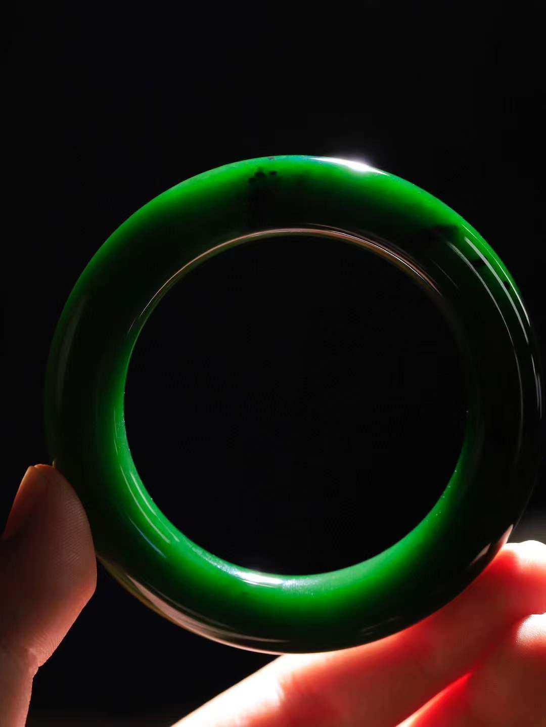 【碧波流转·手镯】

收藏传家级臻品️和田玉碧玉圆条手镯，玉质细腻温润，手感舒适，️线条流畅，简约大气，美自天成，佩戴于腕间，婉约之美，举手投足间透出那份低调奢华，醉人心扉。
重82.3克 内径圈口54.5mm尺寸12.4-12.6mm  FDA-13352908