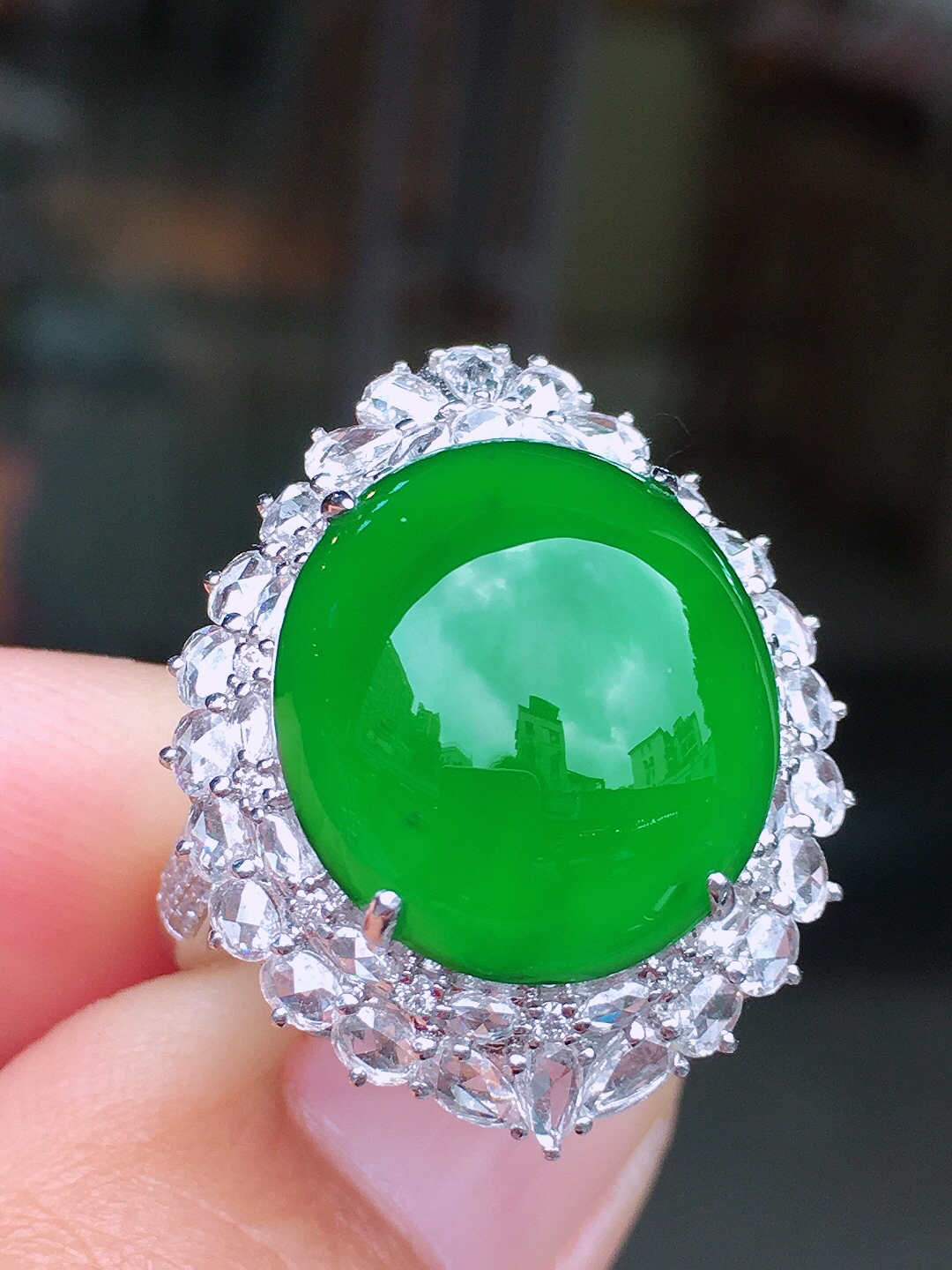 阳绿蛋面戒指/吊坠两用款，色泽均匀艳丽，玉质细腻，荧光感超
强，饱满圆润，尽显优雅气质，18k
金豪华镶嵌