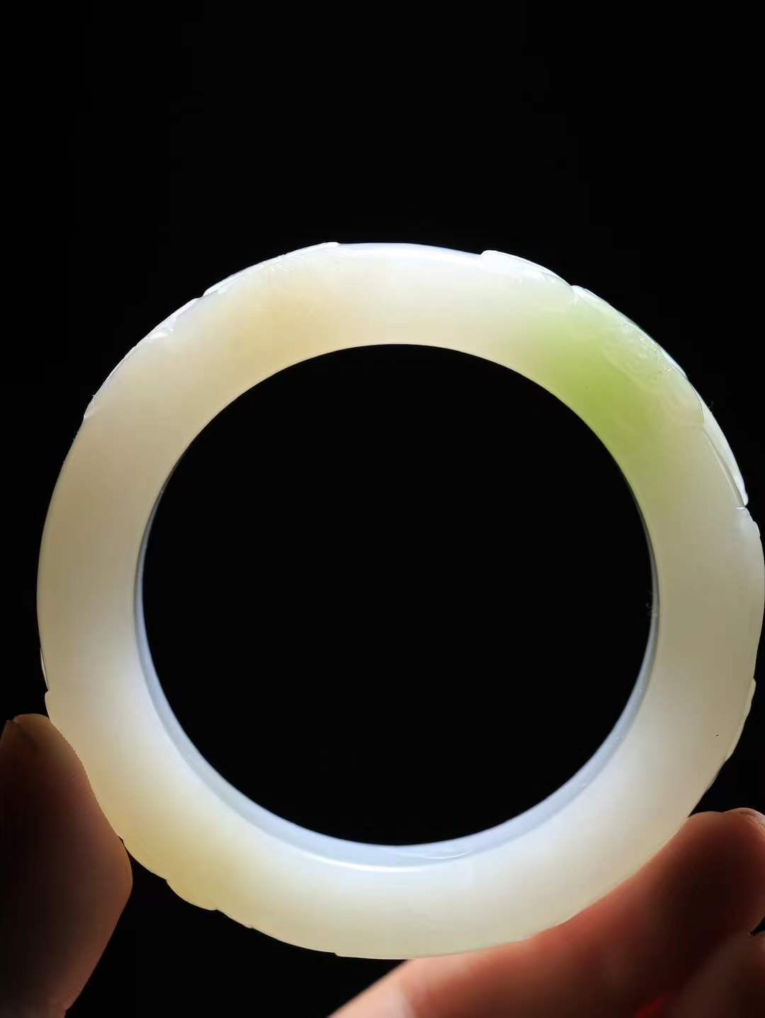 【连年有余.手镯】

收藏级️和田玉白玉带翠连年有余手镯 玉质温润细腻 油性十足 精雕鱼儿，鱼鳞精致美观，祥和清灵之气，飘逸灵动之态。佩于腕间清爽迷人，寓意吉祥美好，连年有余.生活富足 重101克 尺寸55.5-16-11.3mm 79312952T