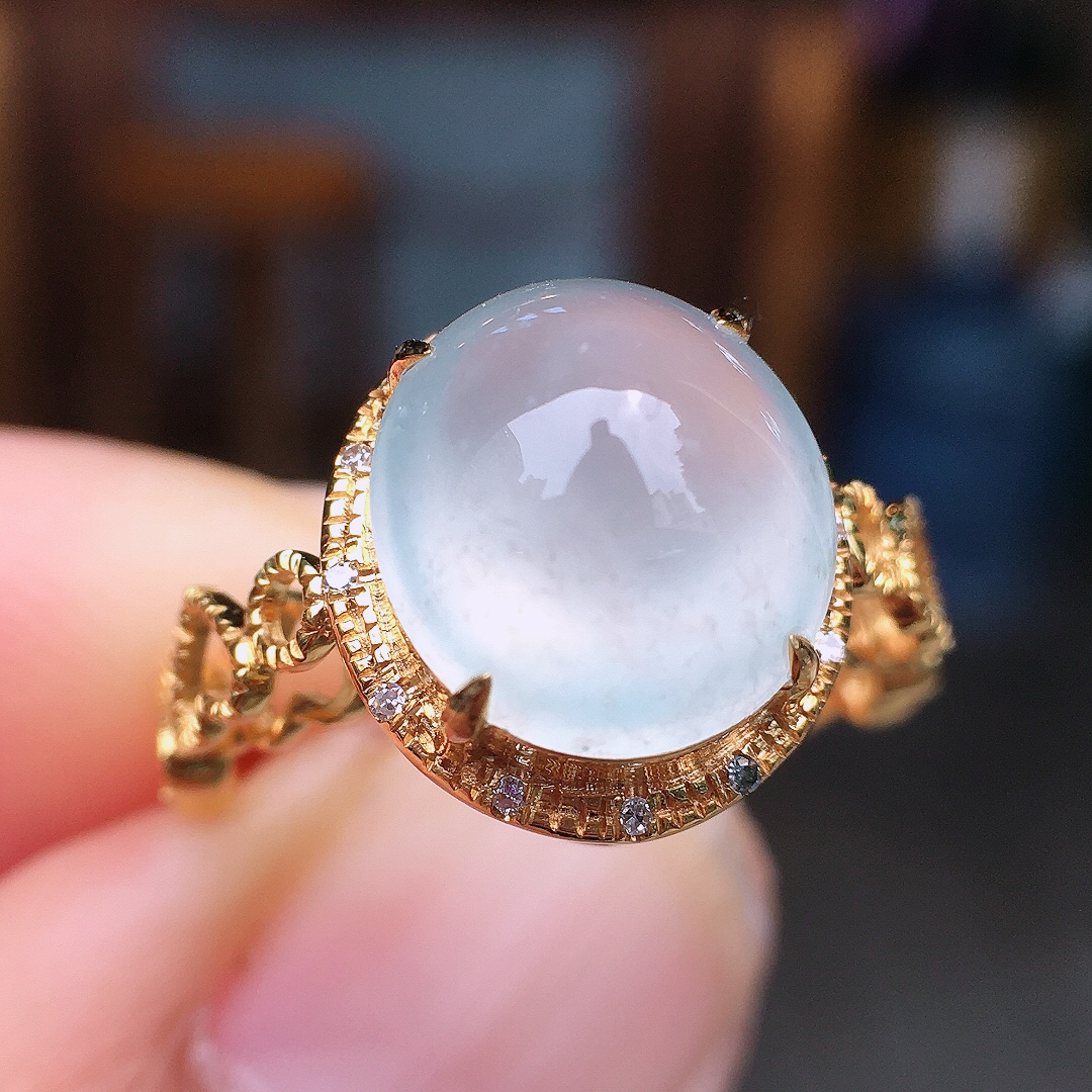 冰种蛋面戒指，玉质细腻，荧光感超
强，饱满圆润，尽显优雅气质，18k
金豪华镶嵌