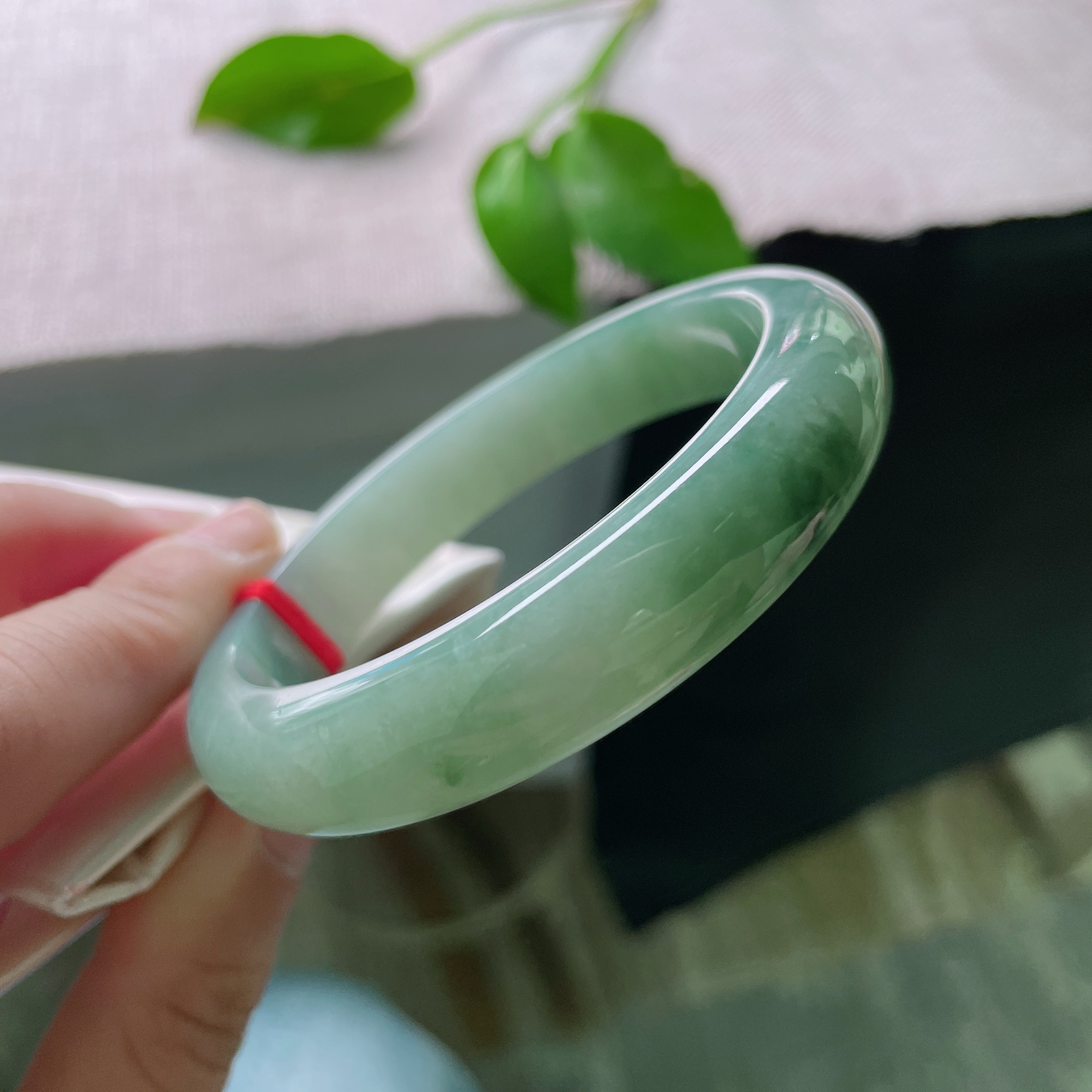 57/12.4/8.9，浅油绿底正圈，水头好，种老，青绿如诗，温润如玉。无纹裂