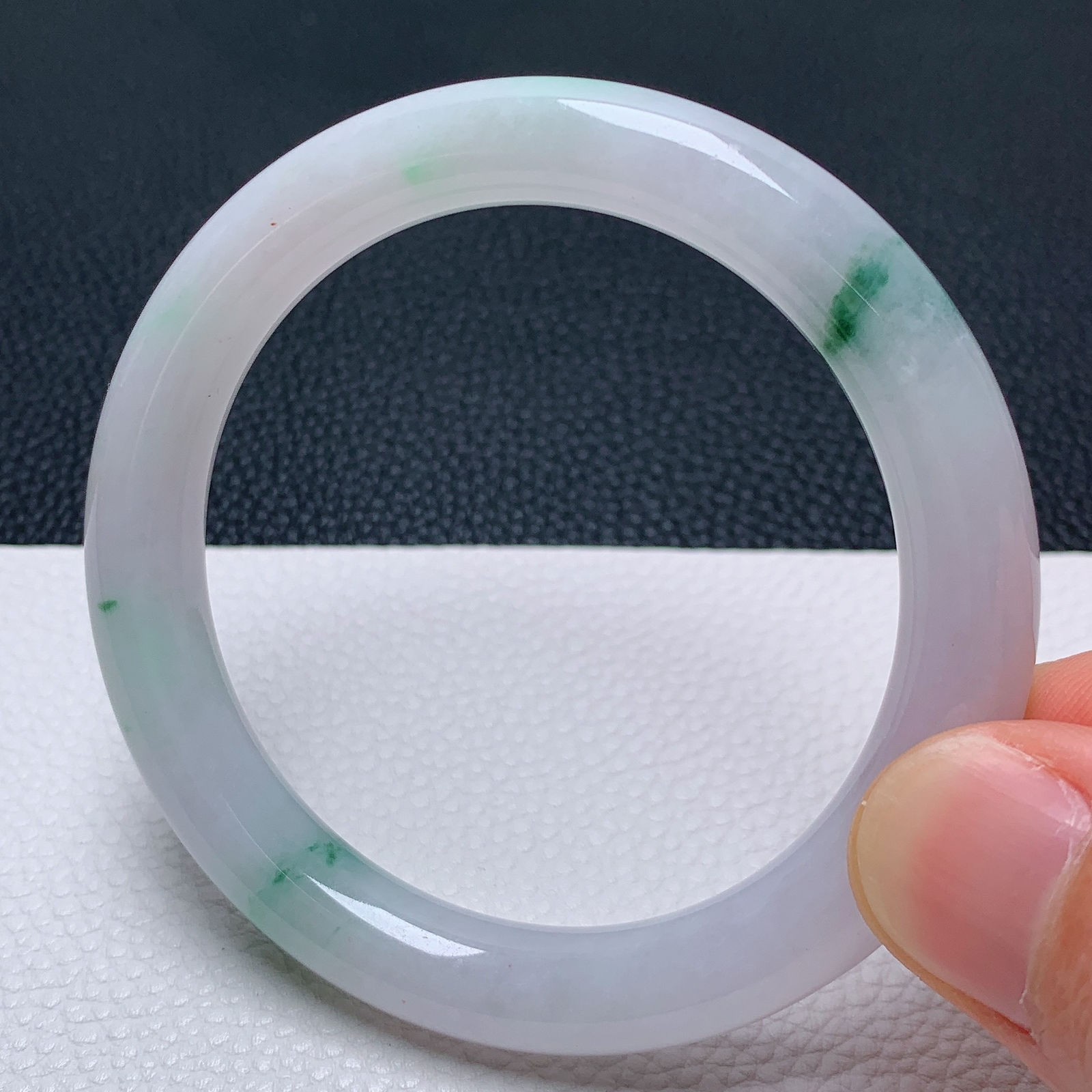 天然翡翠圈口52-53老坑飘花圆条手镯 玉质细腻 种水好 尺寸：52.5-8.8-8.5mm  M22