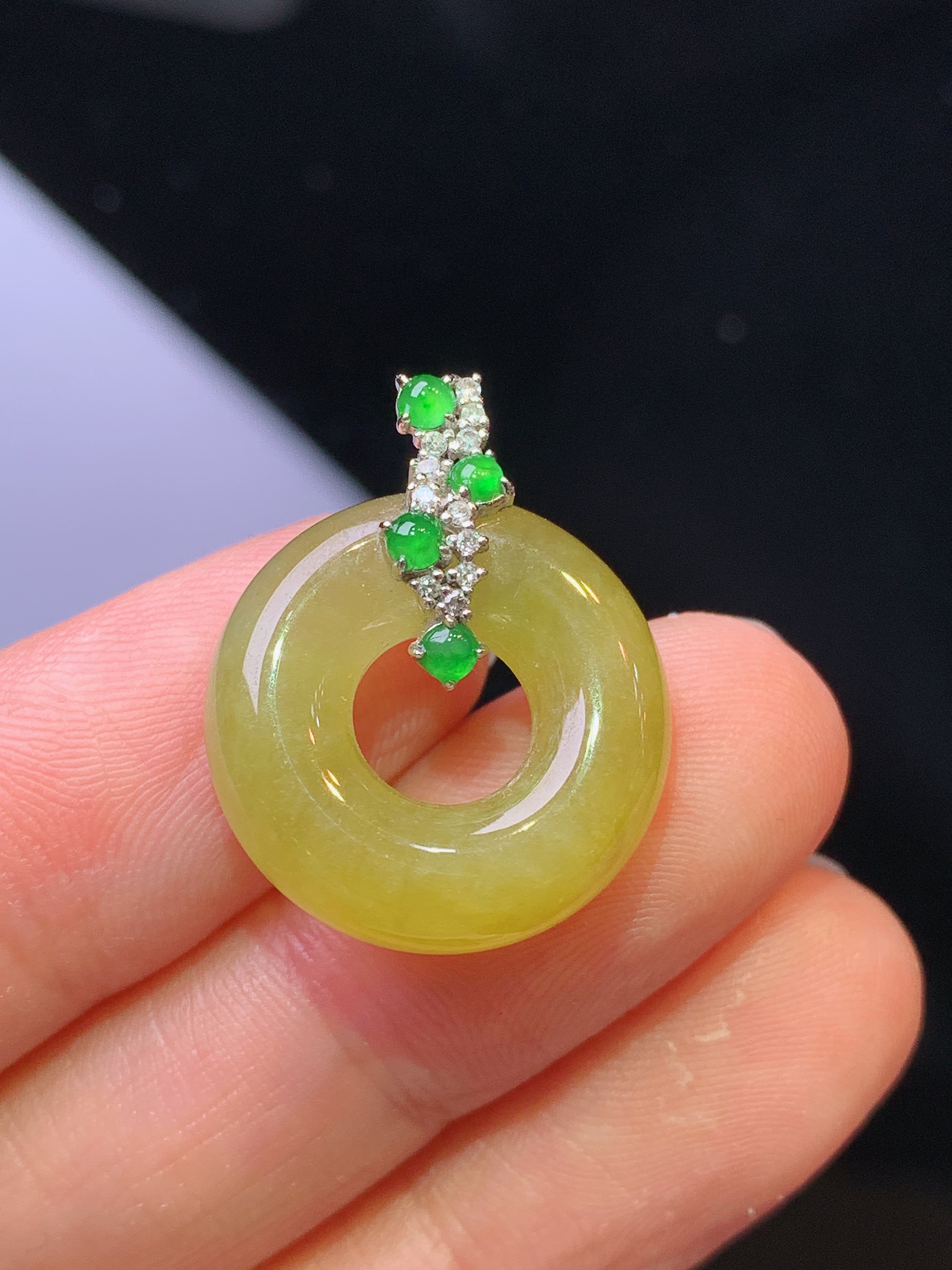 18k金钻镶嵌黄翡平安环吊坠 玉质细腻 色泽艳丽清新 水润亮眼 整体尺寸22.8*18.5*6b1