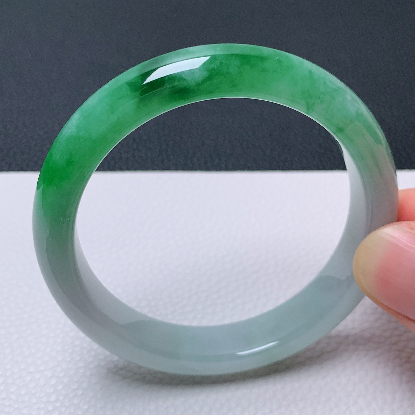 天然翡翠圈口55-56老坑冰透飘阳绿手镯 玉质细腻 种水好 尺寸:55.3-11.8-8mm   M22