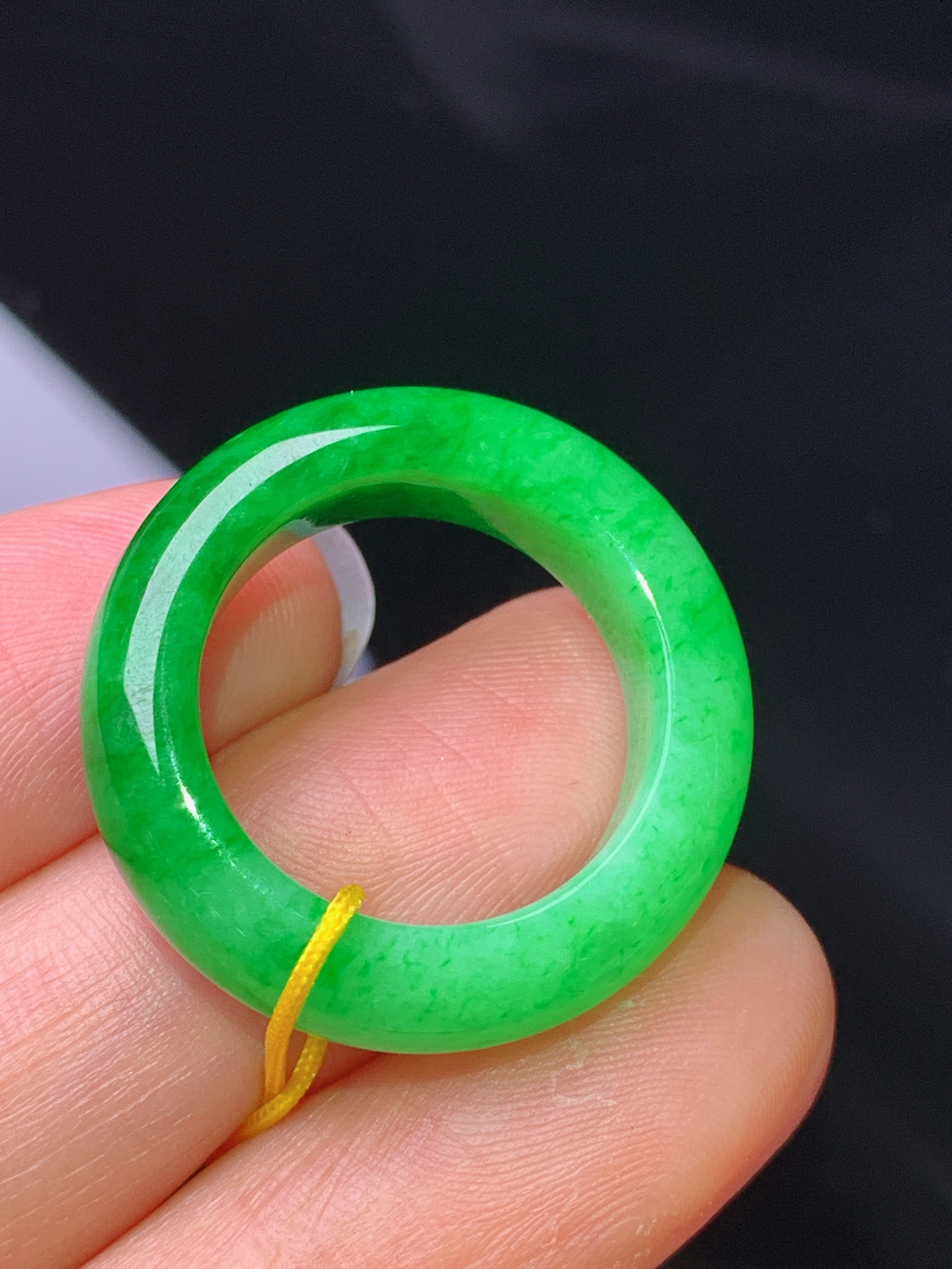 翠绿指环吊坠 玉质细腻 色泽艳丽清新 水润亮眼 圈口12.5 整体尺寸25*7*4.3b1