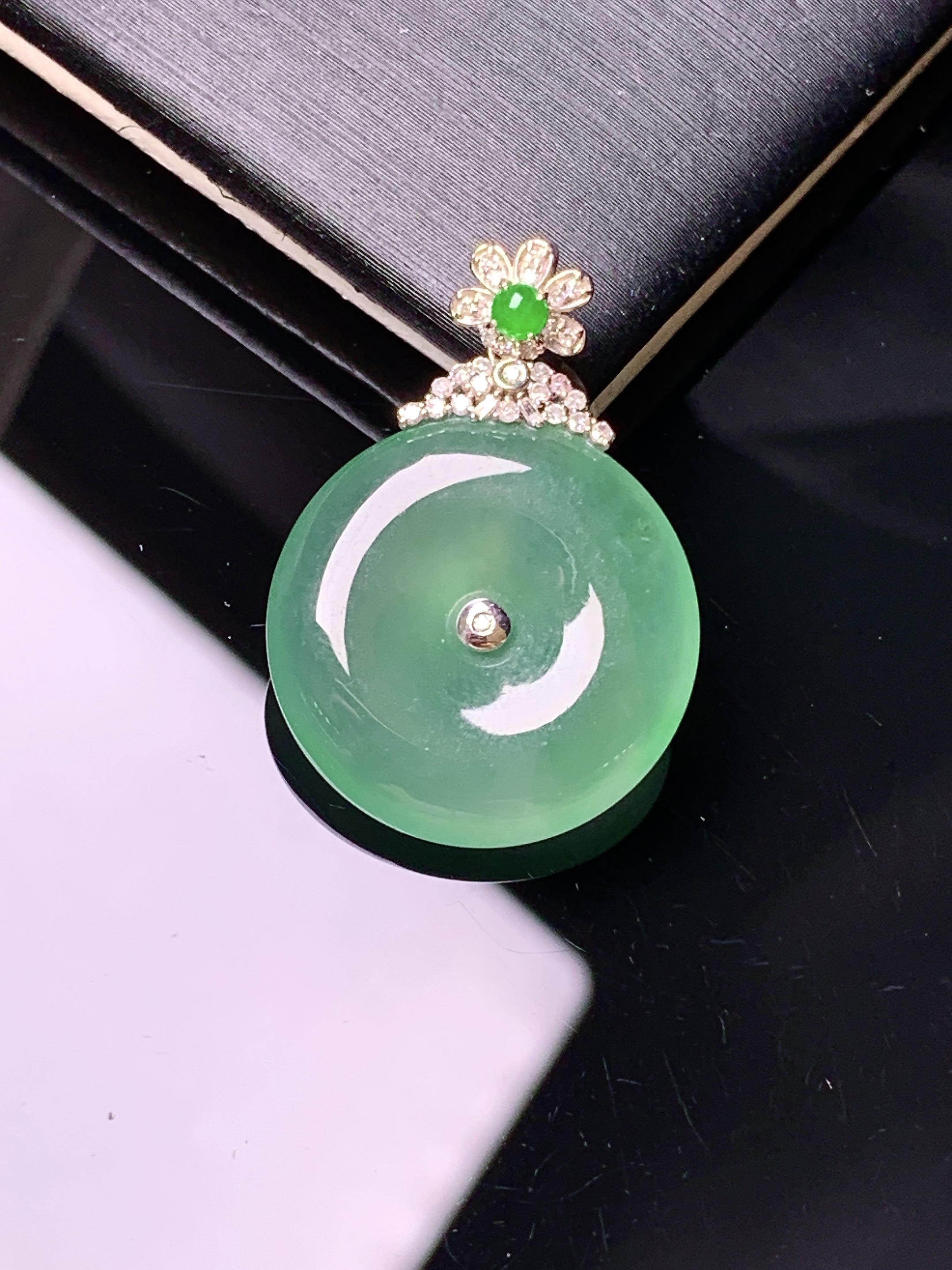 18k金钻镶嵌冰种晴绿平安扣吊坠 玉质细腻 色泽艳丽清新 水润亮眼 整体尺寸25.6*18*4.6b1