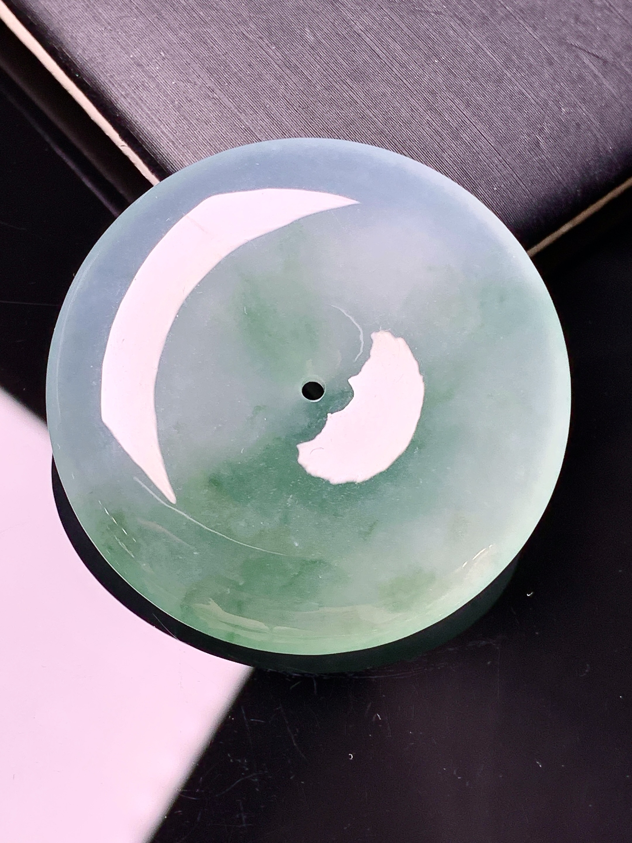 冰种飘绿平安扣吊坠 玉质细腻 色泽艳丽清新 水润亮眼 整体尺寸35.6*6.2a2