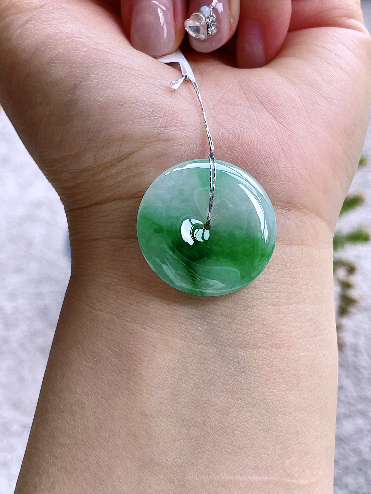 【裸石】冰飘绿花平安扣吊坠
【说明】缅料 性价比高 飘花
【尺寸】29-6.2