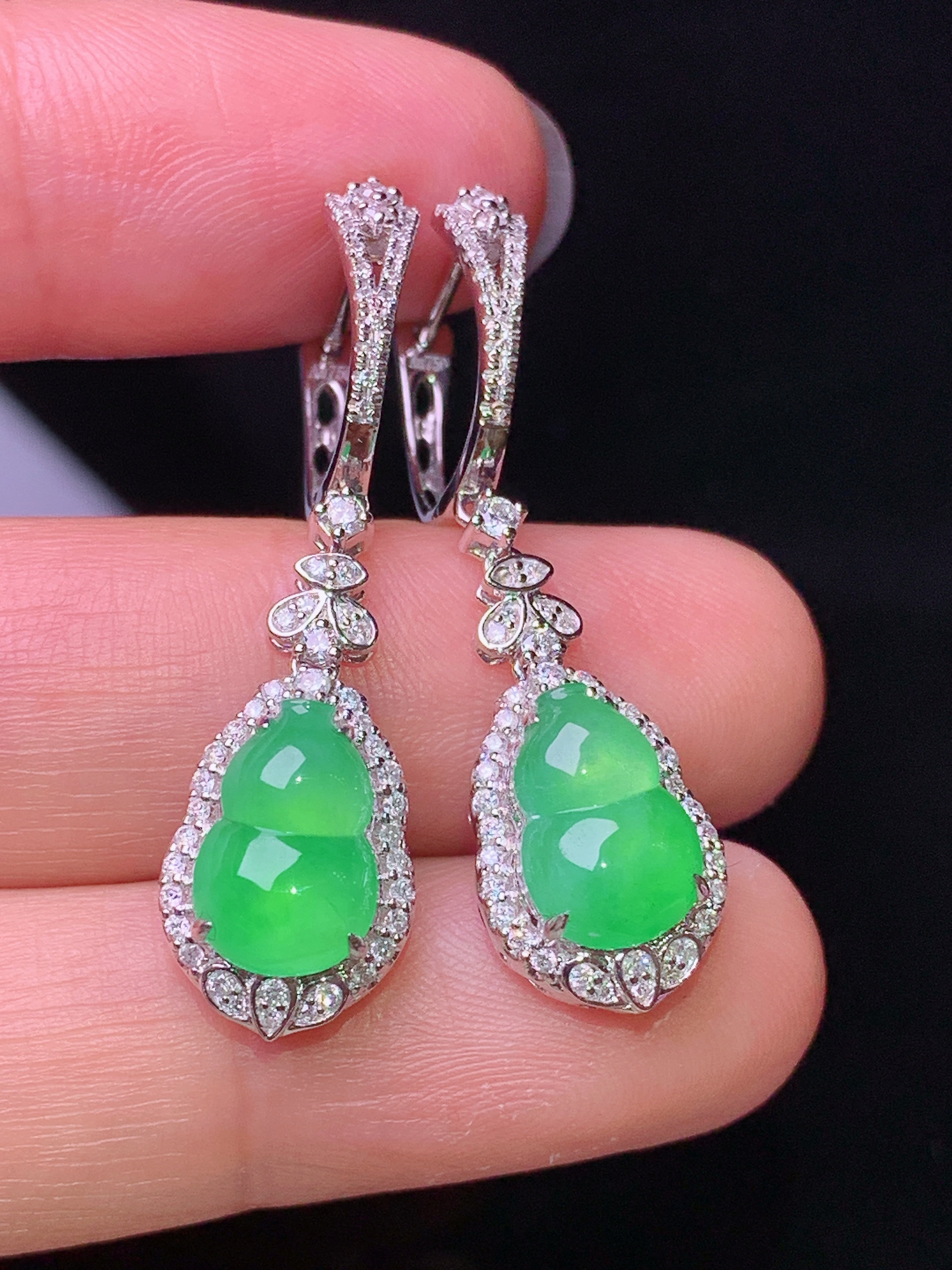 18k金钻镶嵌翠绿葫芦耳坠 玉质细腻 色泽艳丽清新 水润亮眼 整体尺寸36.5*9.7*7.2m5