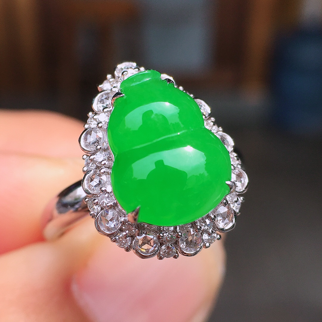 阳绿葫芦戒指，色泽均匀艳丽，玉质细腻，荧光感超
强，饱满圆润，尽显优雅气质，18k
金豪华镶嵌