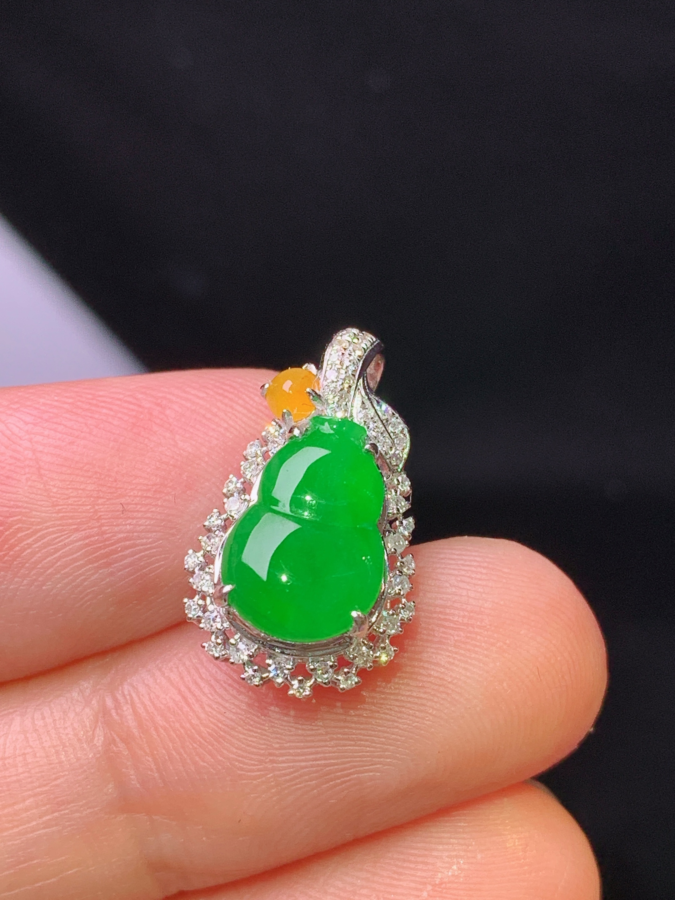 18k金钻镶嵌满绿葫芦吊坠 玉质细腻 色泽艳丽清新 水润亮眼 整体尺寸18.5*11*7y4