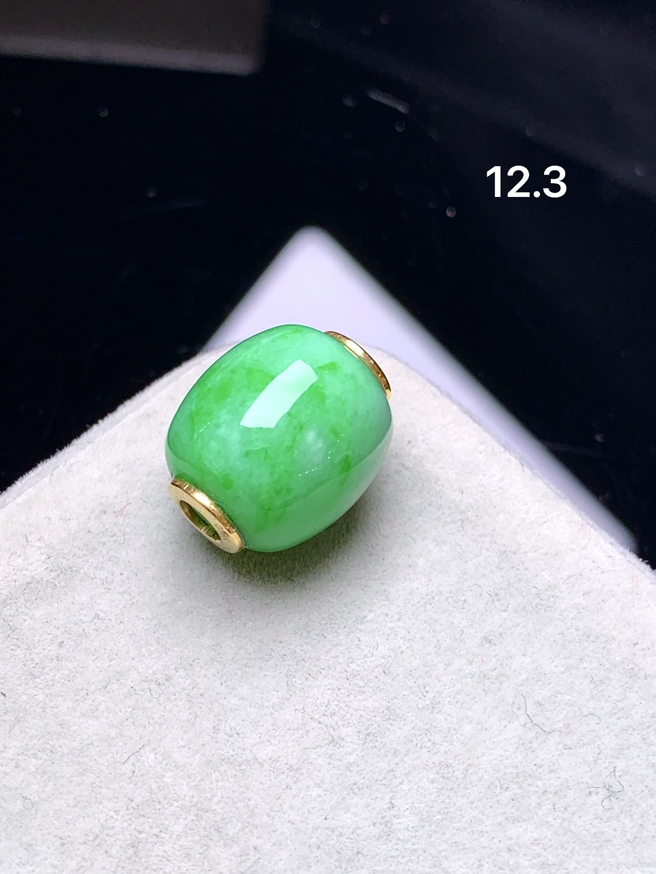 18k金镶嵌翠绿路路通吊坠 玉质细腻 色泽艳丽清新 水润亮眼 整体尺寸12.3b1