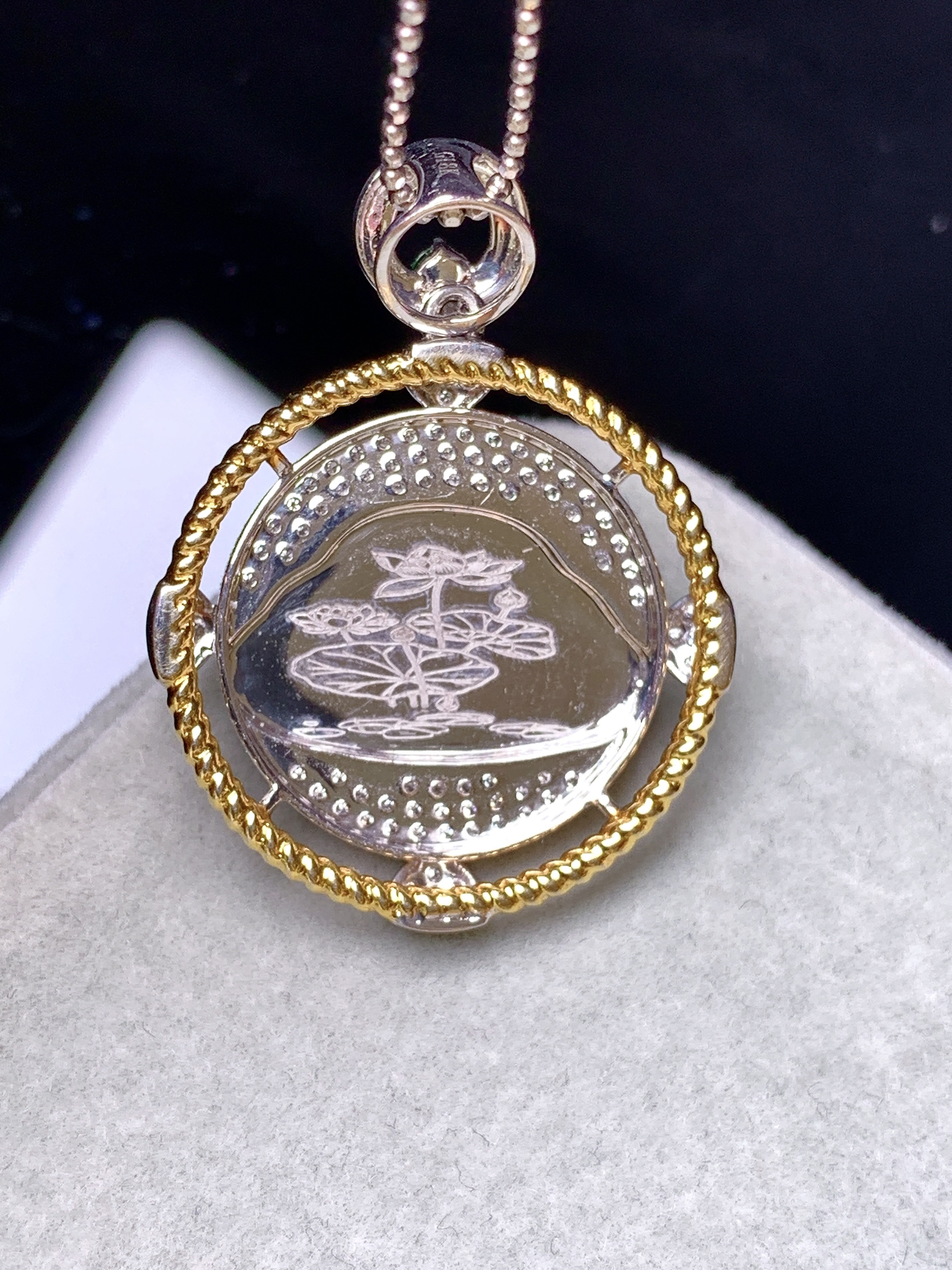 18k金钻镶嵌冰种佛公吊坠 玉质细腻 色泽艳丽清新 水润亮眼 整体尺寸31*23.5*5.7y4