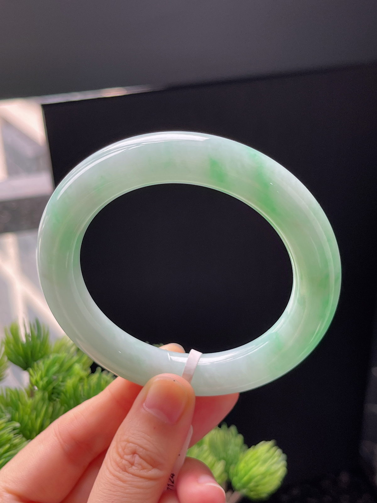 圆镯54.4圈口，翡翠糯化种飘绿手镯