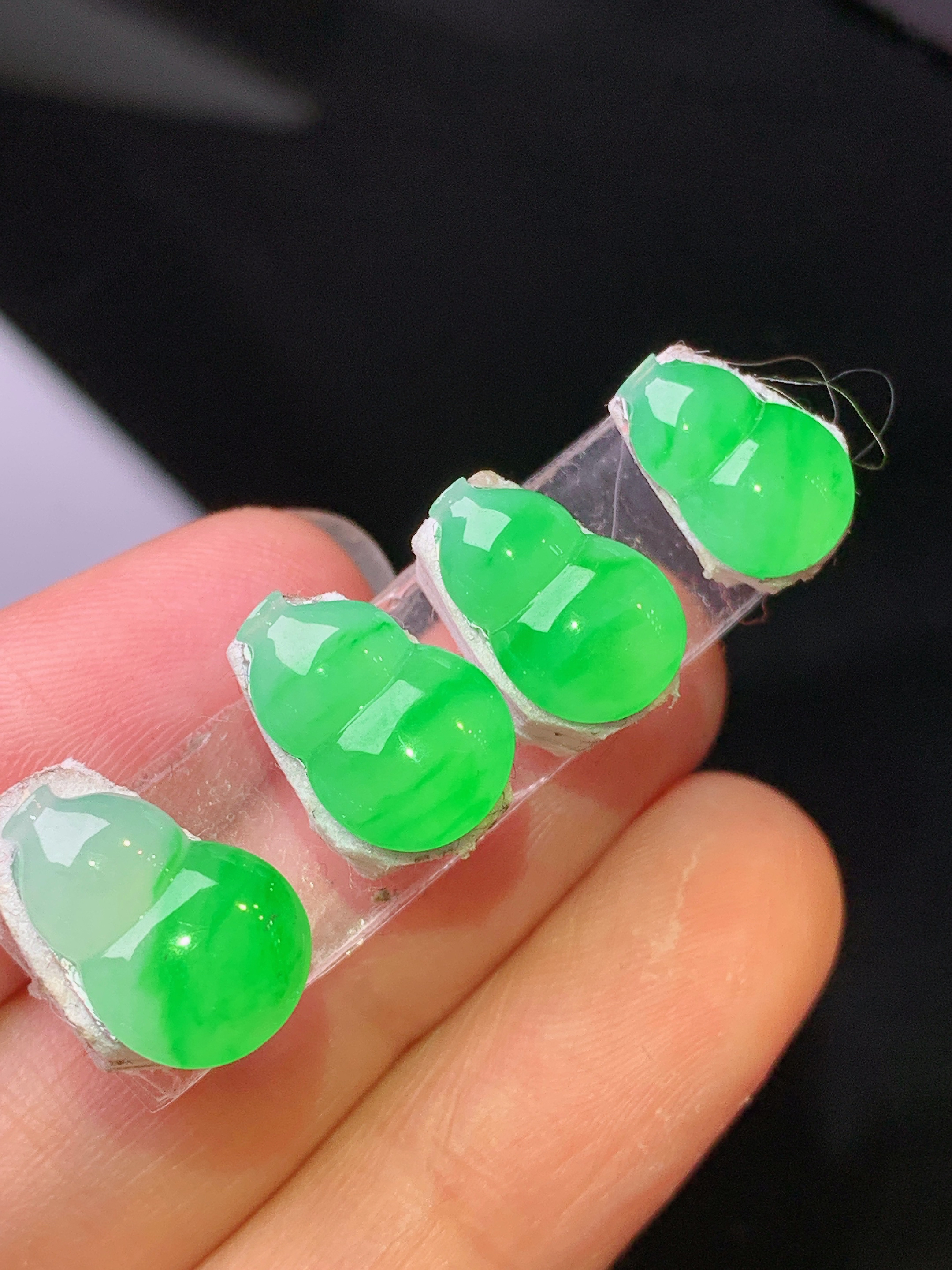 镶嵌款 翠绿葫芦一手 玉质细腻 色泽艳丽清新 水润亮眼 整体尺寸12.8*8.8*2.3j3