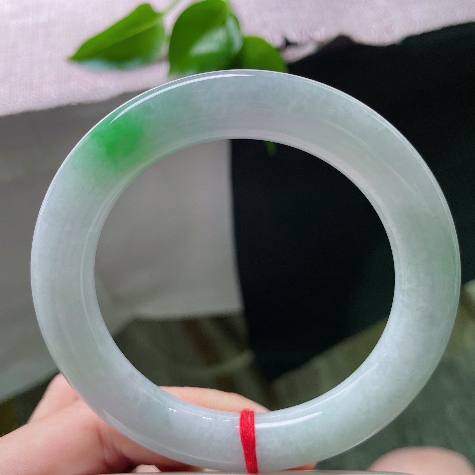 58.5/11.5飘绿圆条，翠色鲜艳夺目，珠圆玉润，传世之翠，一眼入魂。棉线纹