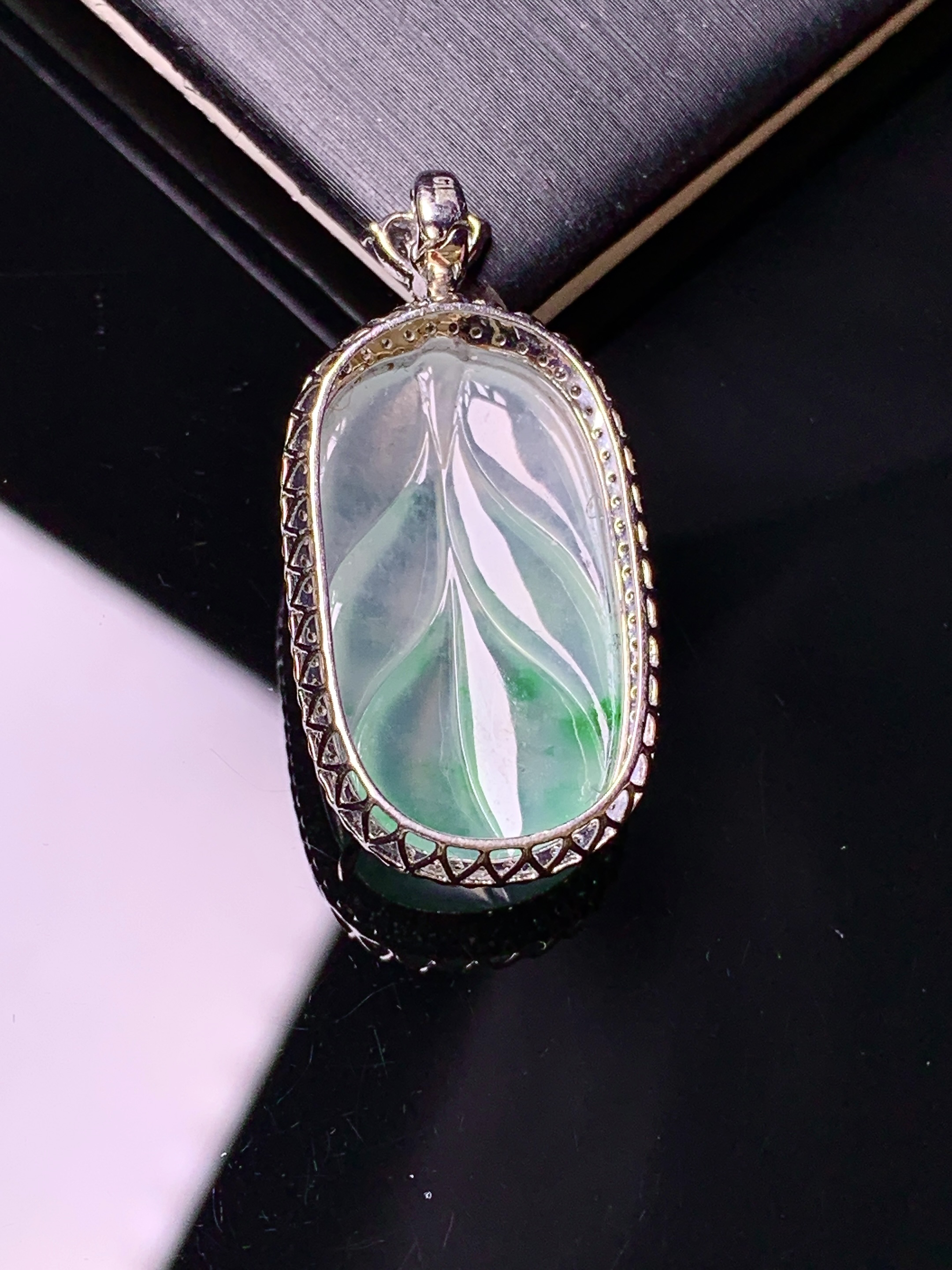 18k金钻镶嵌冰种树叶吊坠 玉质细腻 色泽艳丽清新 水润亮眼 整体尺寸30.6*15.3*7.8g2